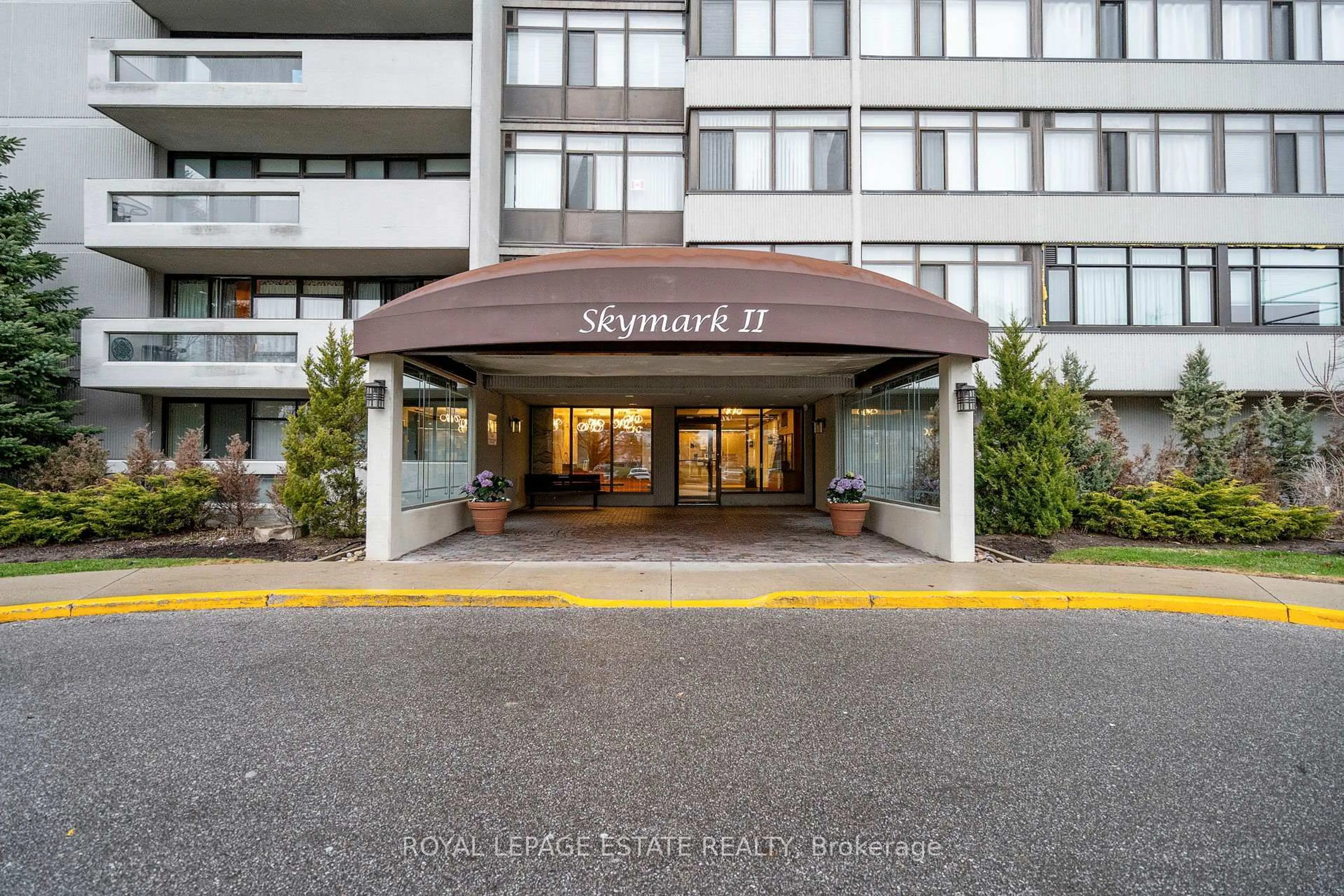 Indoor foyer for 1555 Finch Ave #901, Toronto Ontario M2J 4X9
