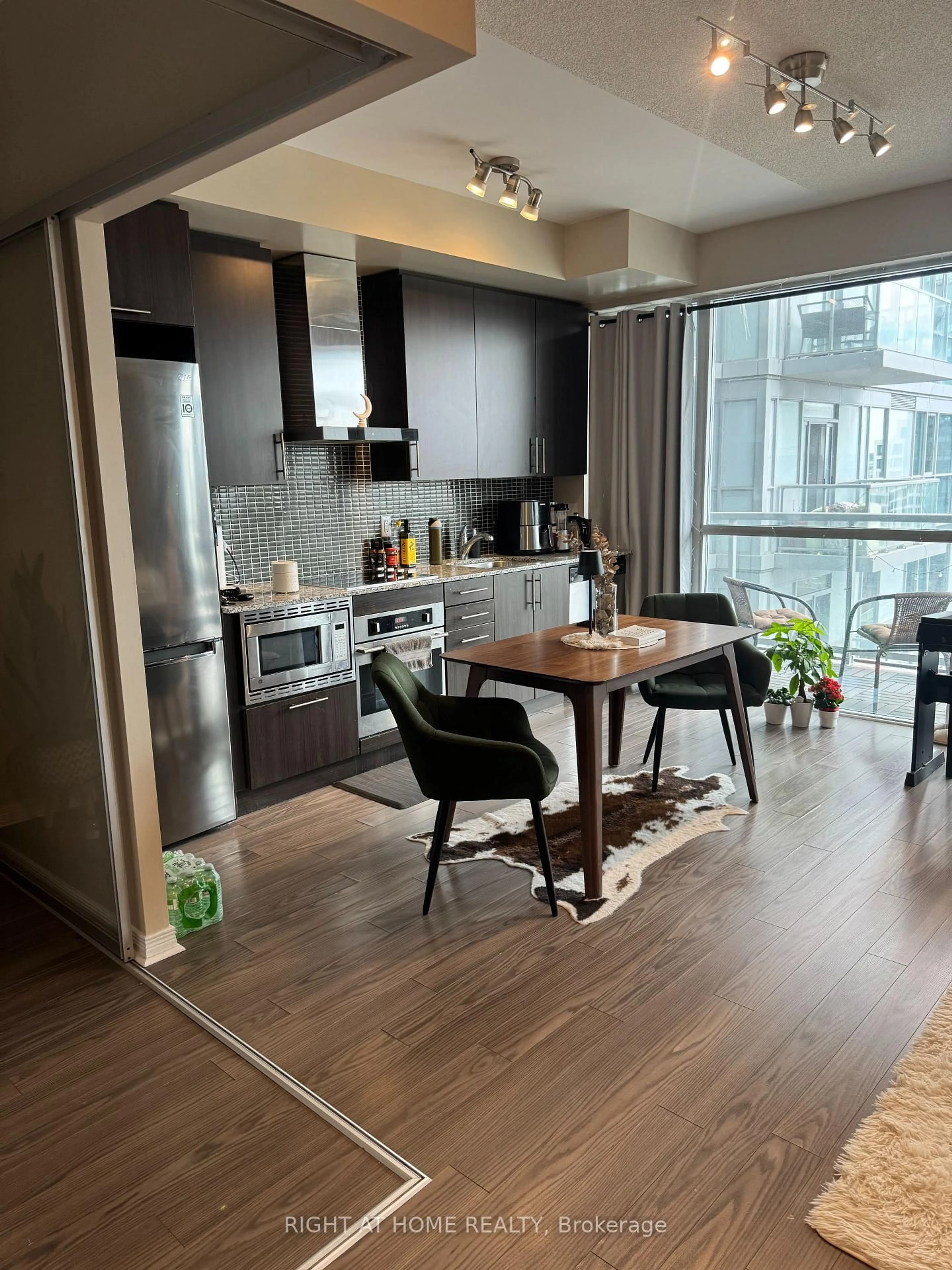 Open concept kitchen, wood/laminate floor for 352 Front St #1812, Toronto Ontario M5V 0K3