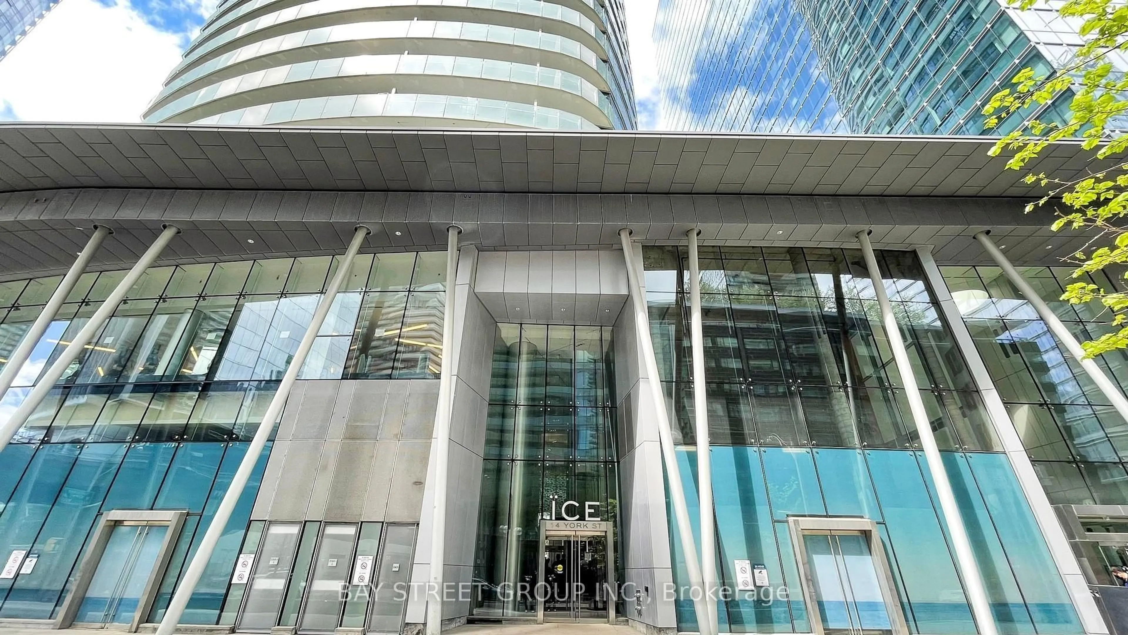 Indoor foyer for 14 York St #5903, Toronto Ontario M5J 0B1