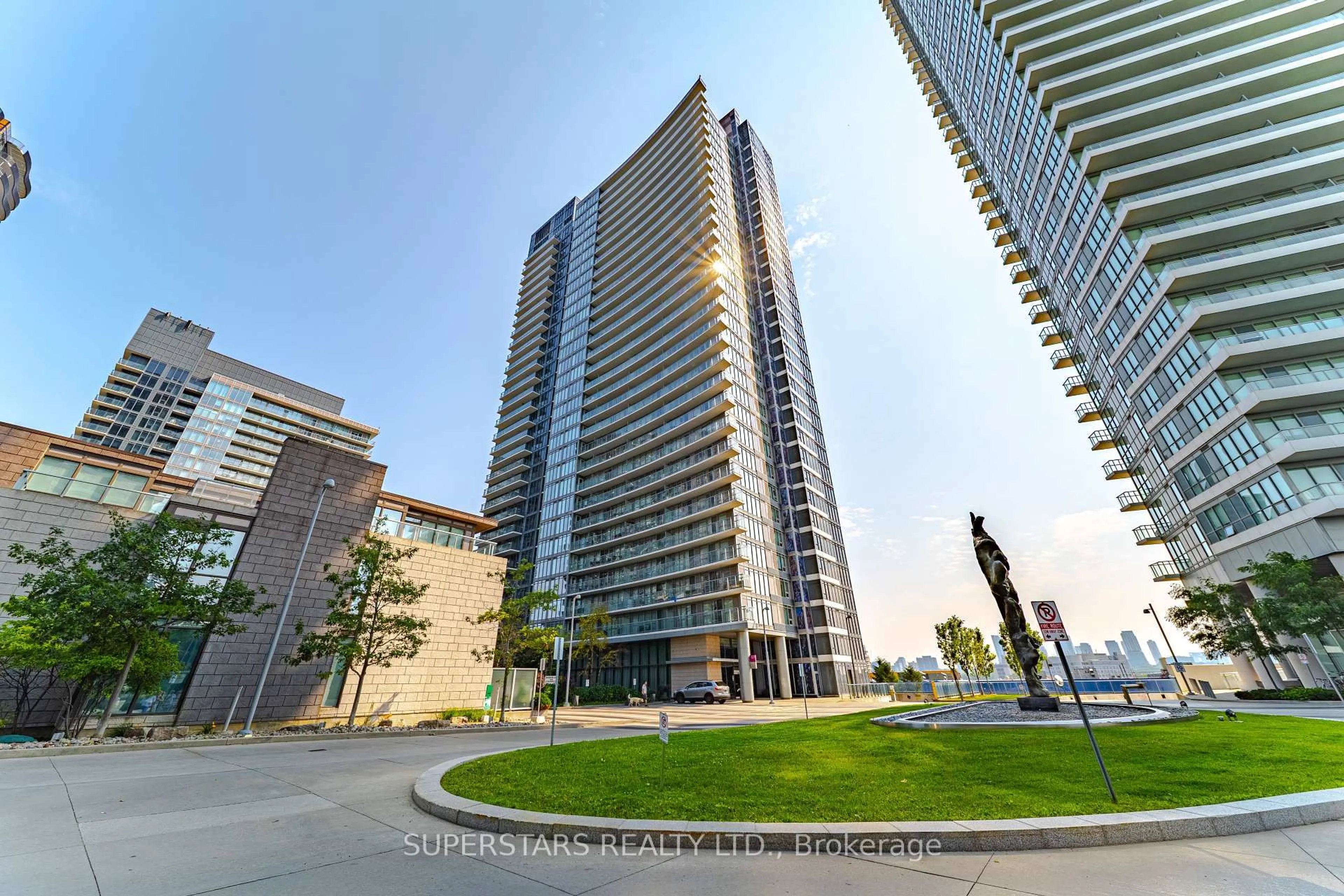 Indoor foyer for 121 Mcmahon Dr #2306, Toronto Ontario M2K 0C2