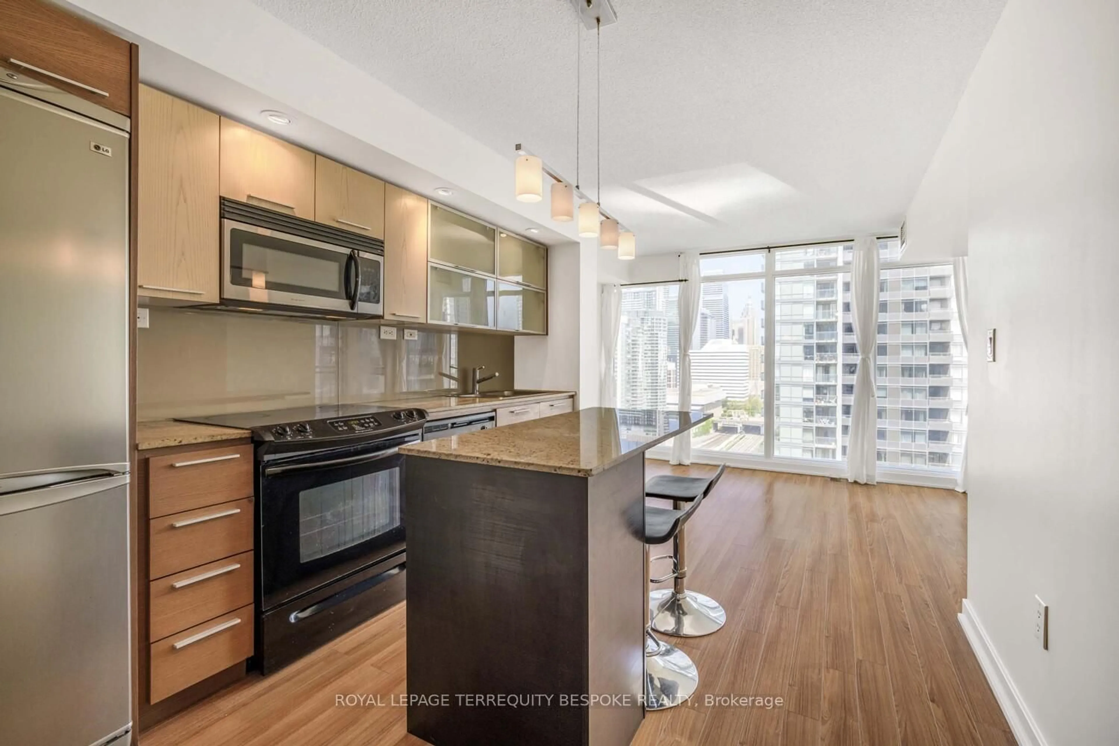 Open concept kitchen, unknown for 25 Capreol Crt #2102, Toronto Ontario M5V 3Z7