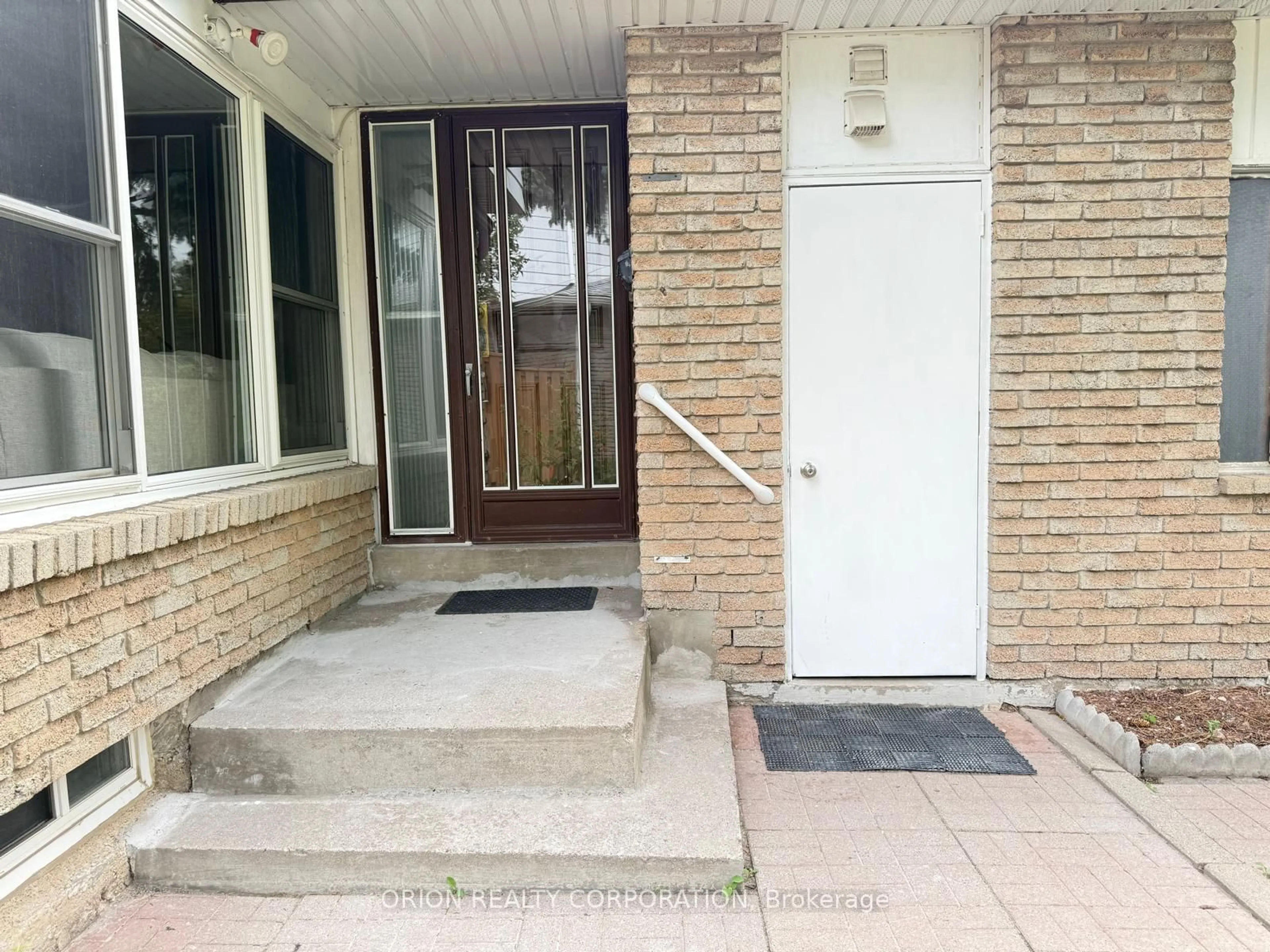 Indoor entryway for 20 Antibes Dr, Toronto Ontario M2R 3K3
