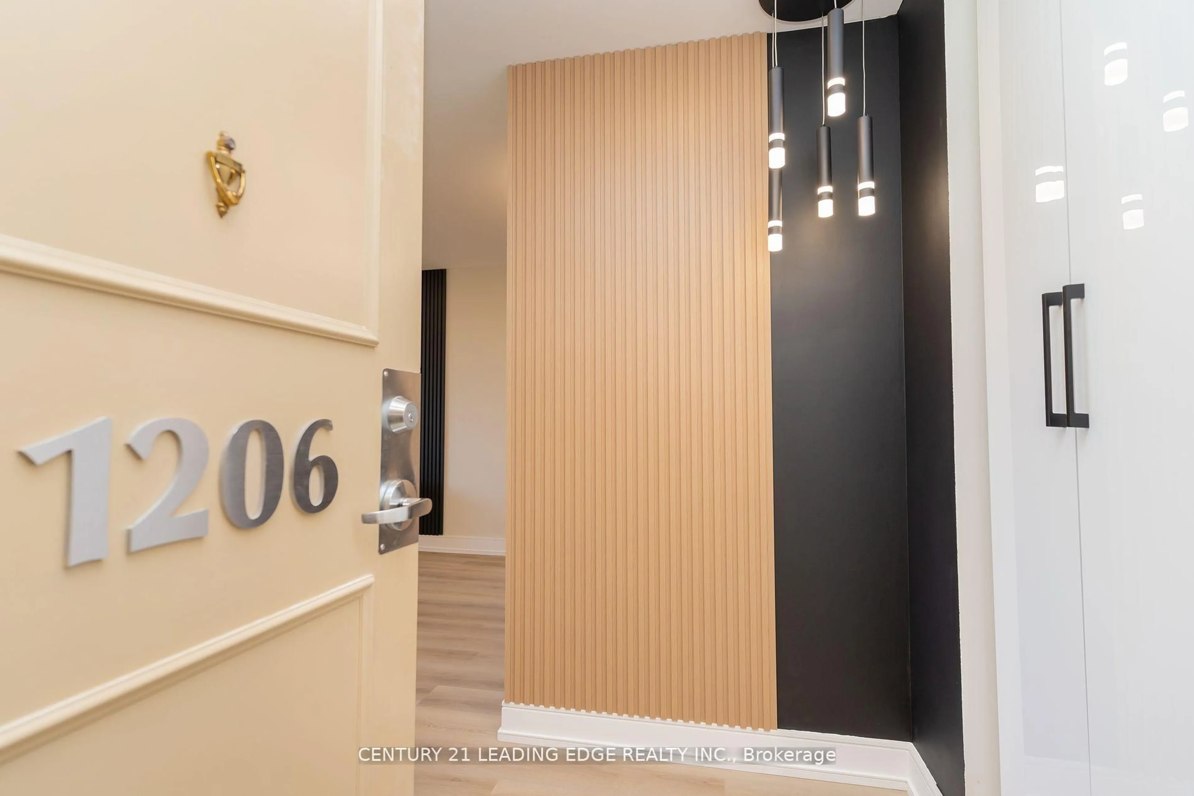 Indoor foyer for 725 Don Mills Rd #1206, Toronto Ontario M3C 1S6