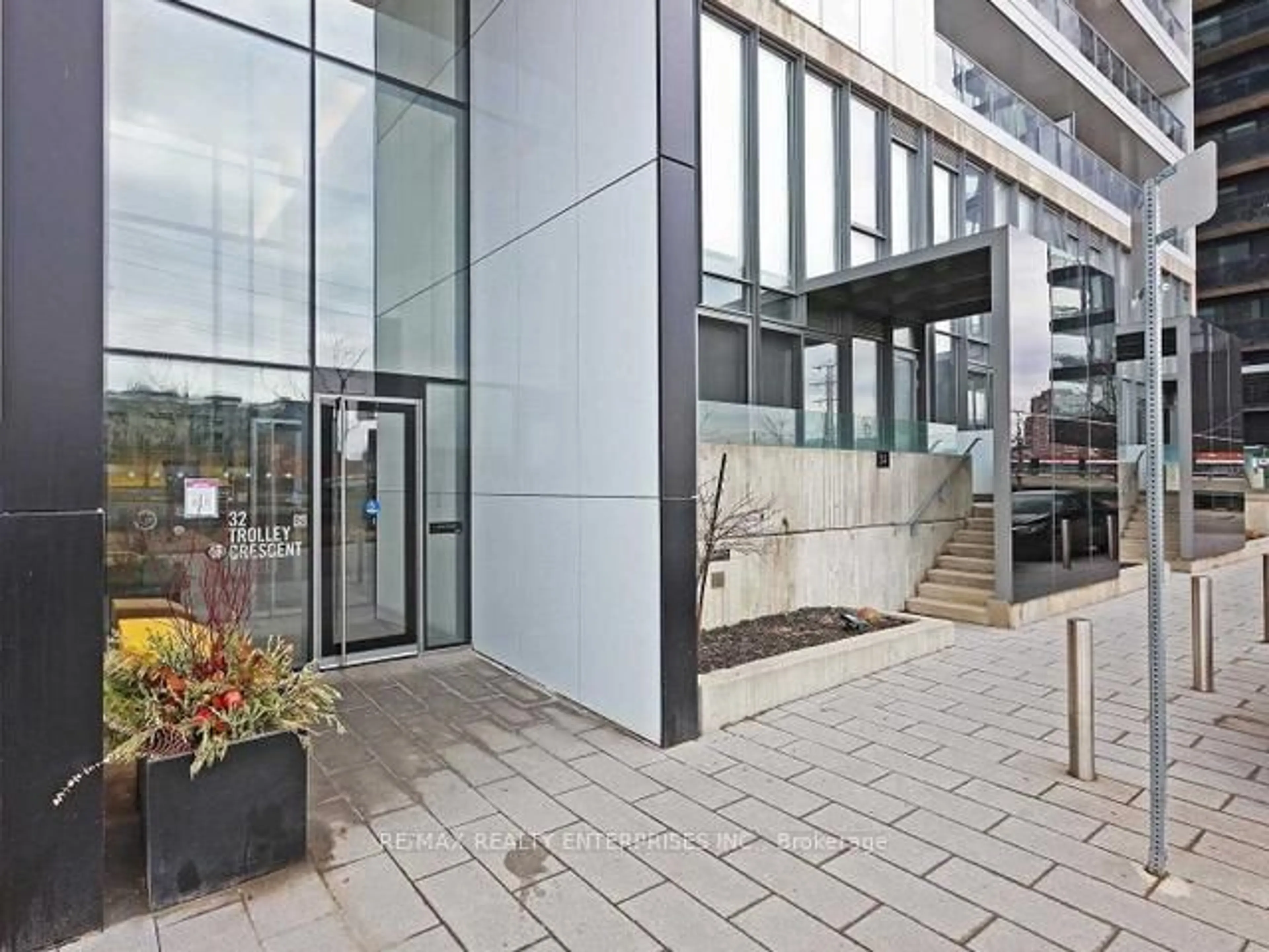 Indoor foyer for 32 Trolley Cres, Toronto Ontario M5A 0E8