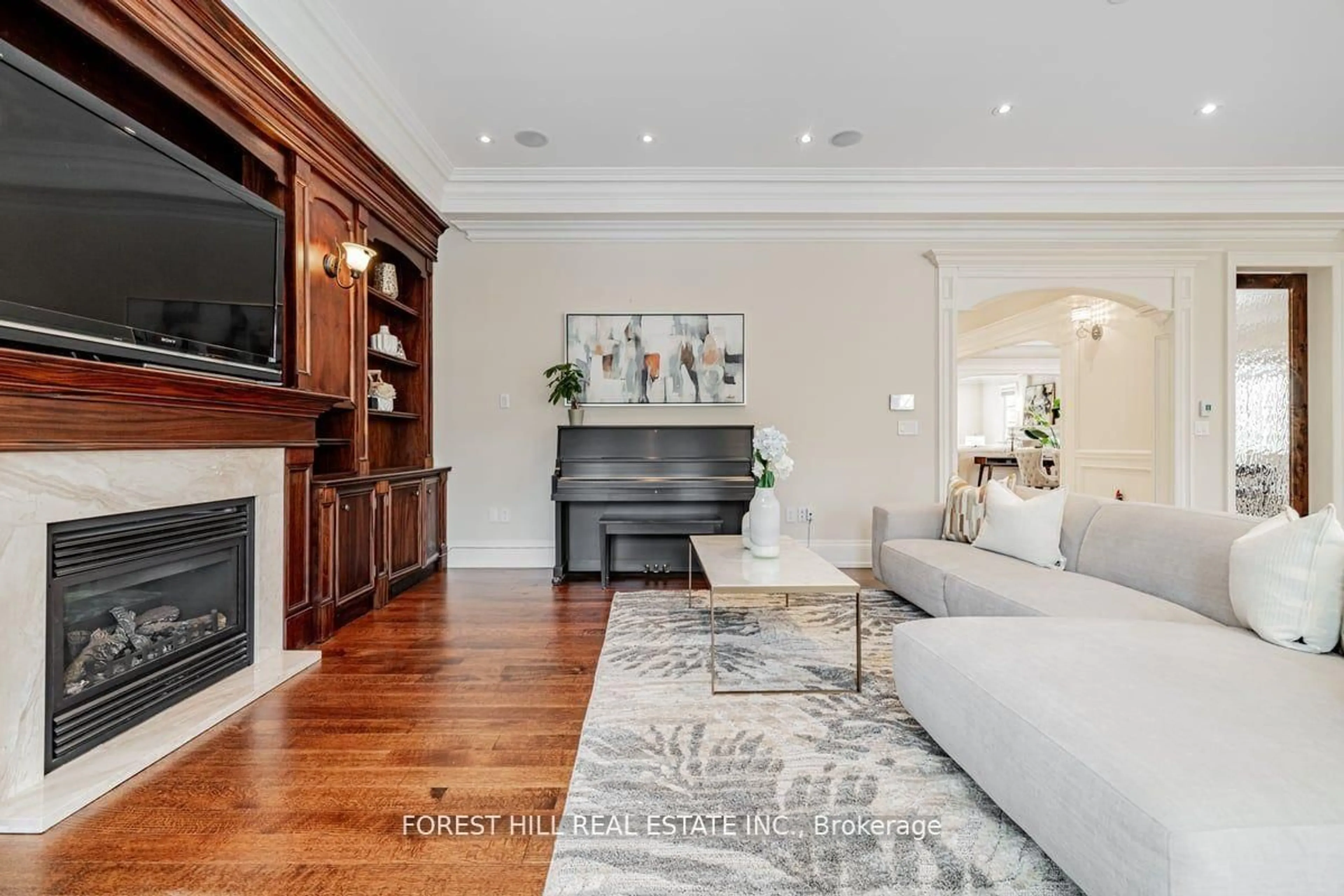Living room with furniture, unknown for 139 Beechwood Ave, Toronto Ontario M2L 1J9