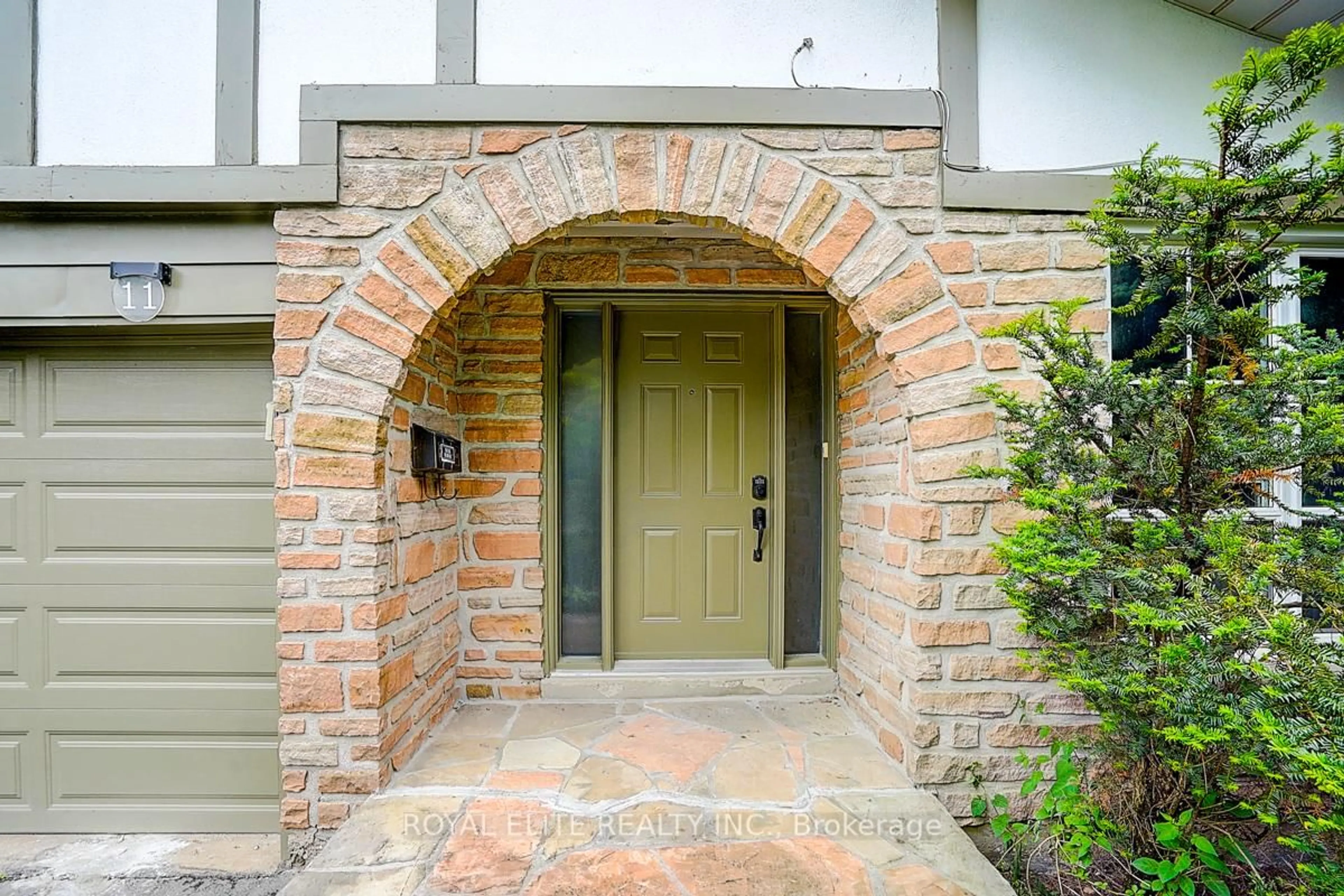 Indoor entryway for 11 Abbeywood Tr, Toronto Ontario M3B 3B4