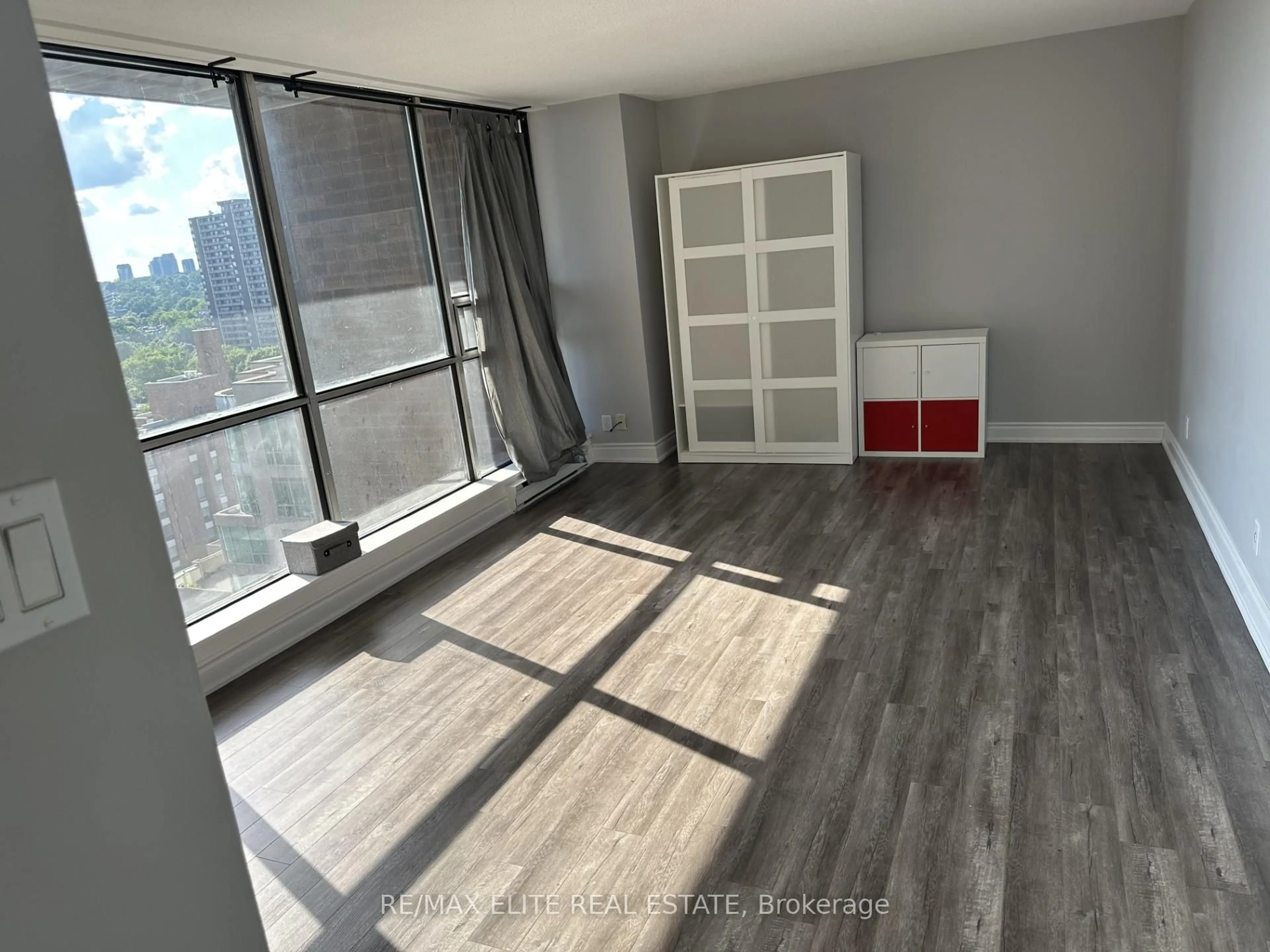 A pic of a room for 914 Yonge St #1212, Toronto Ontario M4W 3C8
