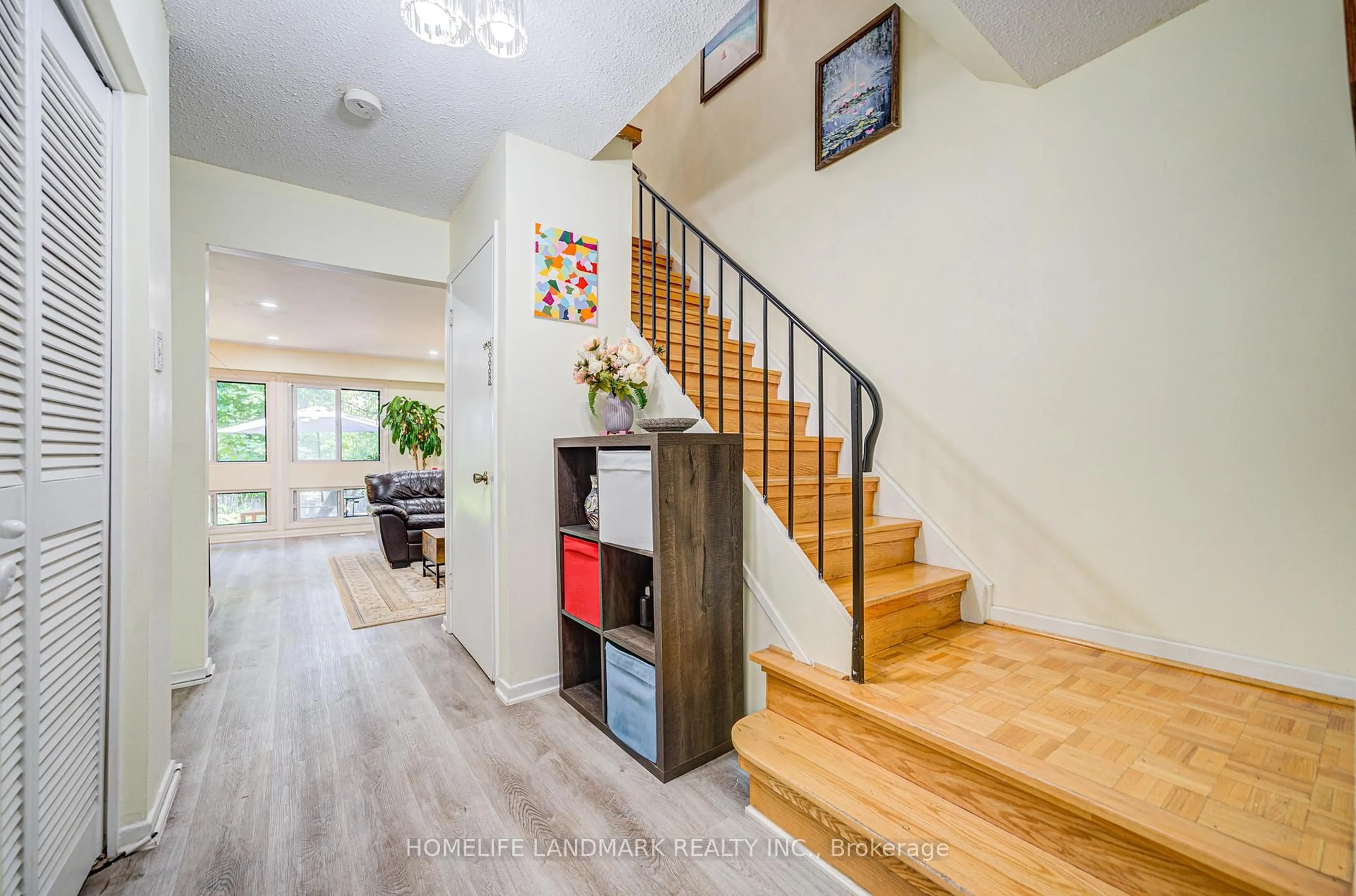 Indoor entryway for 80 Spire Hillway, Toronto Ontario M2H 3A4