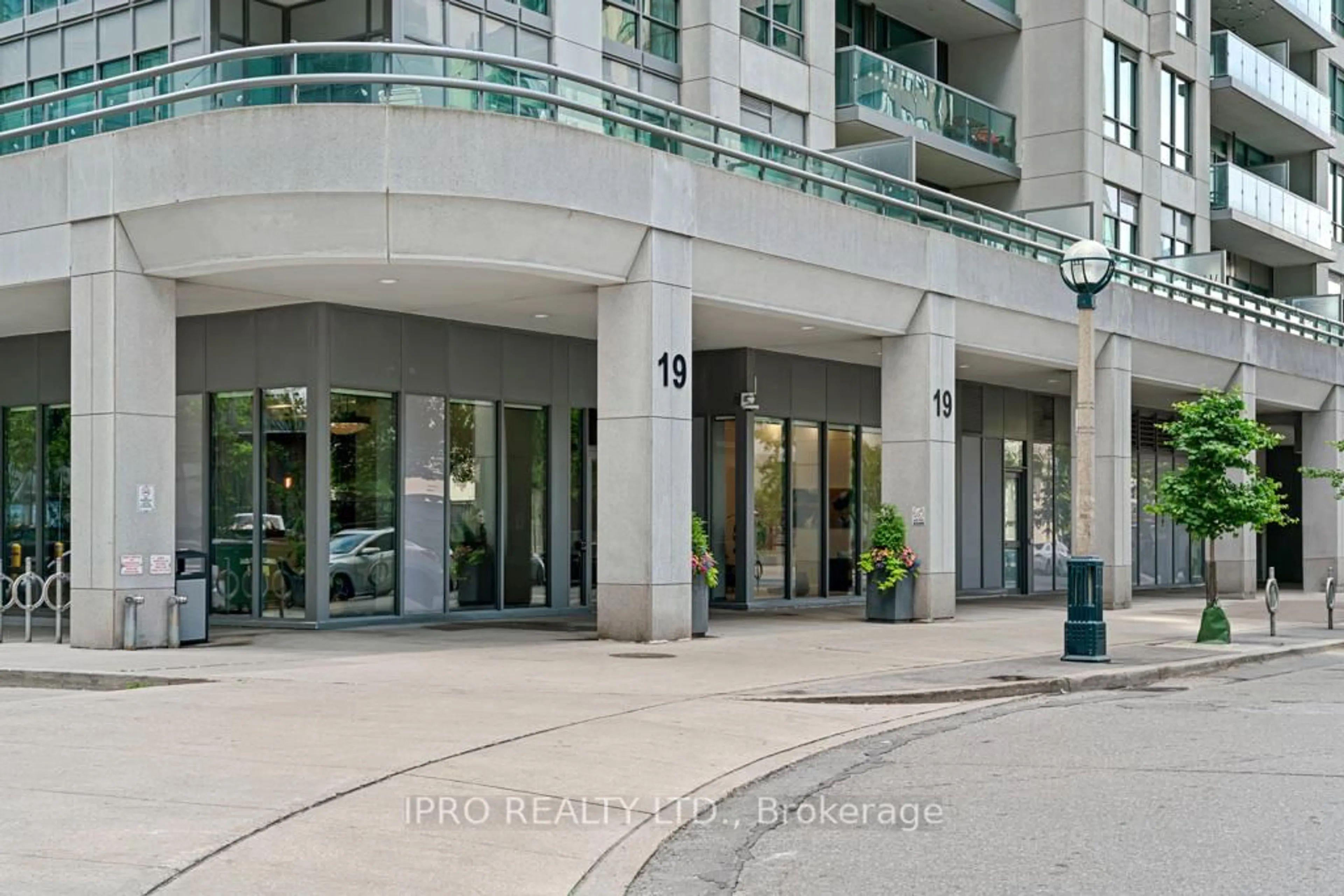 Indoor foyer for 19 Grand Trunk Cres #506, Toronto Ontario M5J 3A3