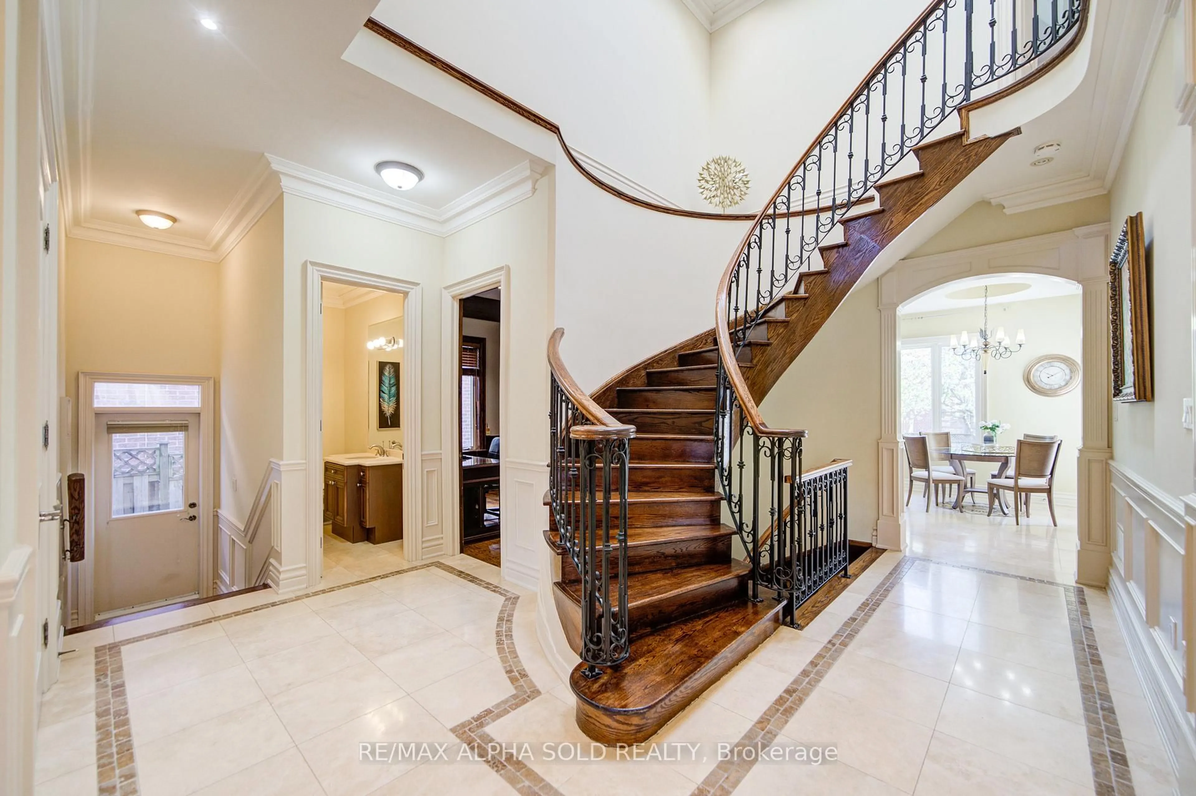 Indoor foyer for 219 Greenfield Ave, Toronto Ontario M2N 3E2
