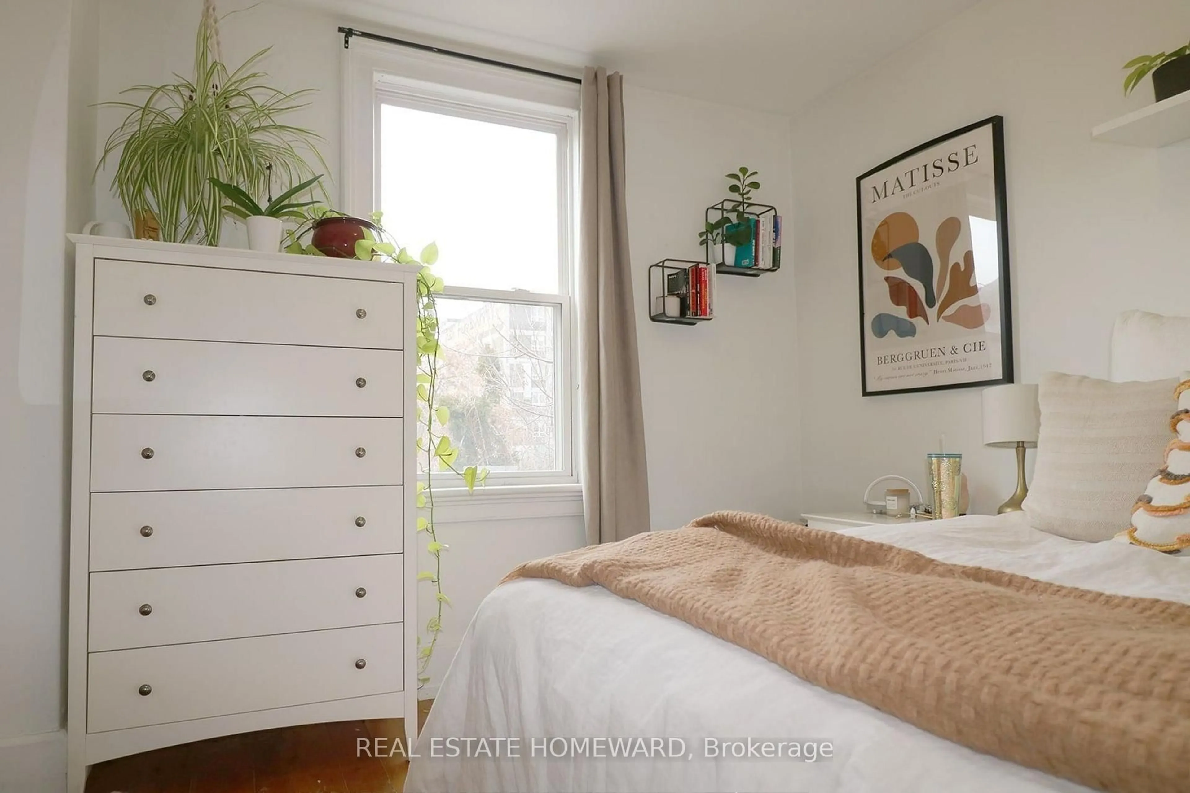 Bedroom with bed, wood/laminate floor for 118 Huron St, Toronto Ontario M5T 2B2