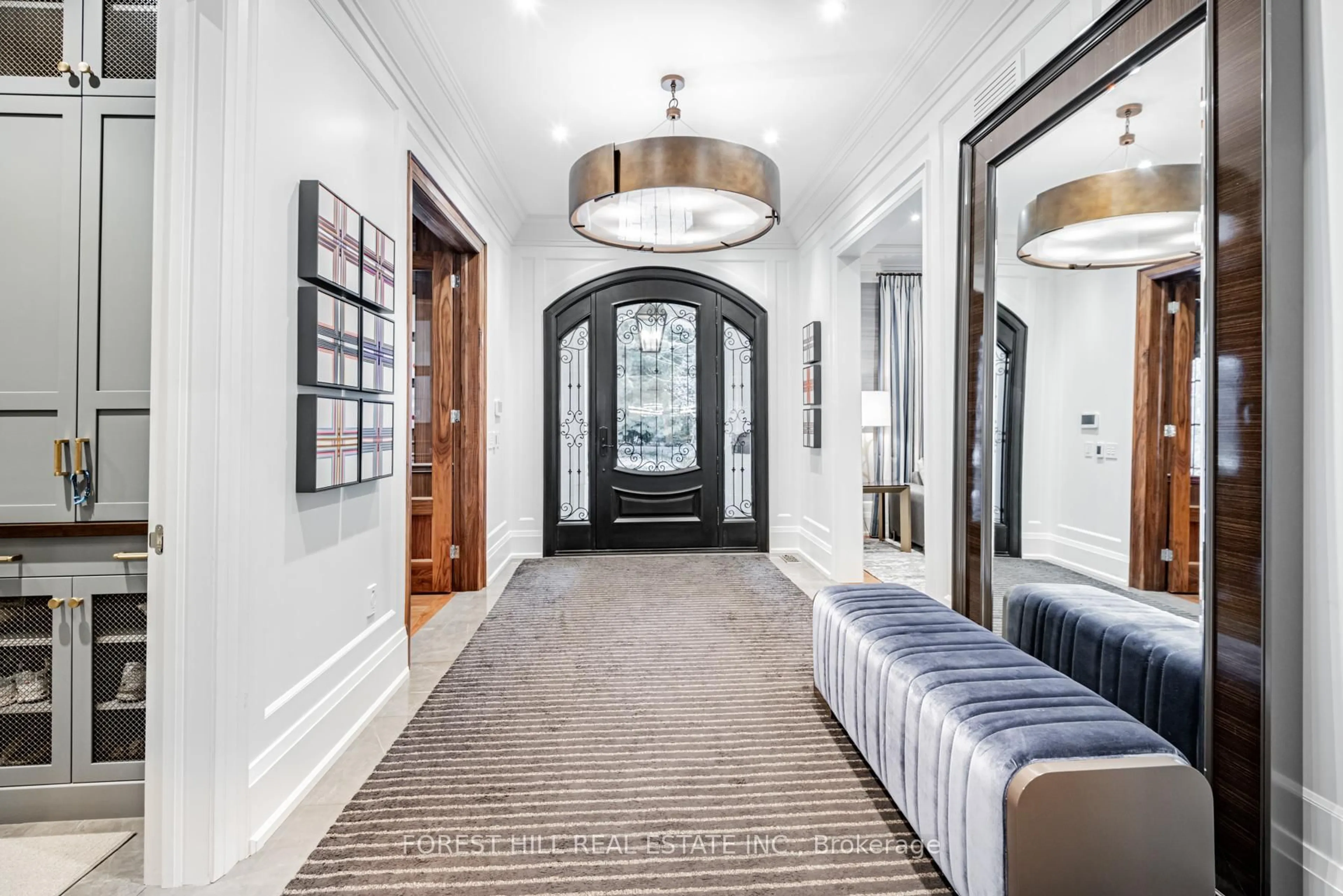 Indoor entryway for 9 Dewbourne Ave, Toronto Ontario M5P 1Z1