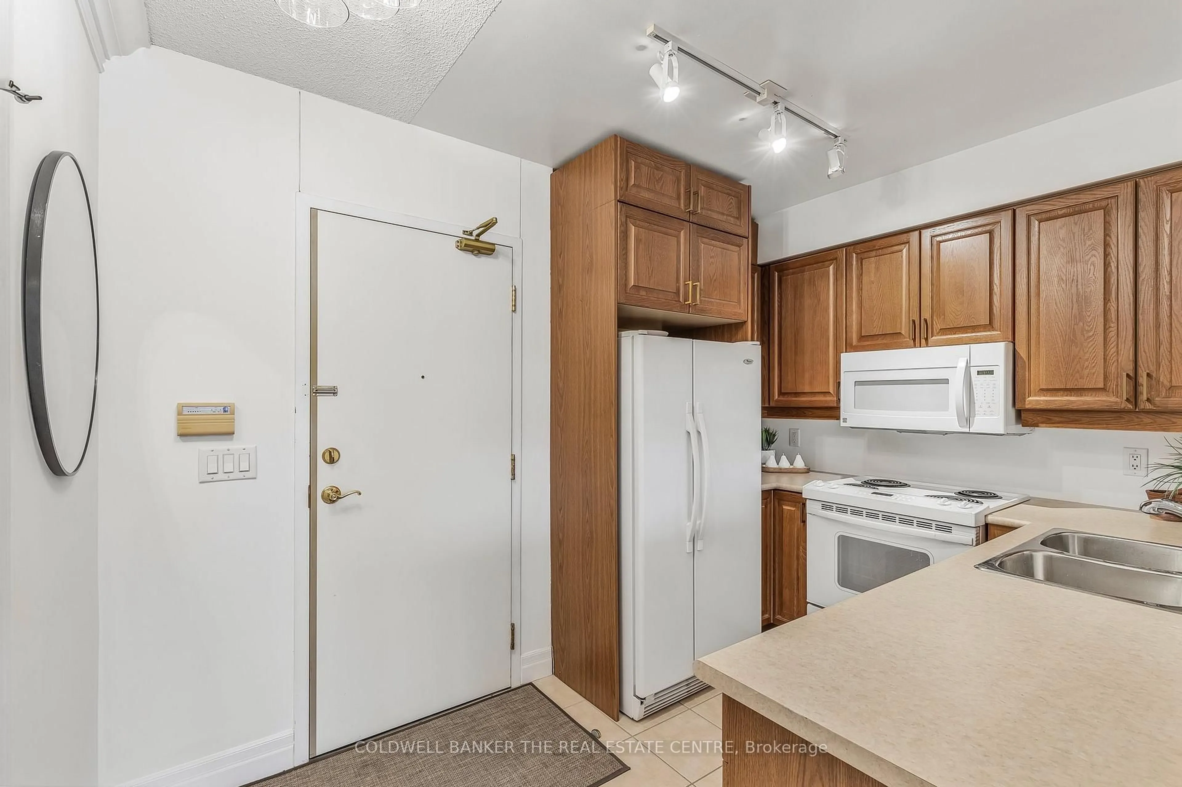 Standard kitchen, unknown for 1801 Bayview Ave #308, Toronto Ontario M4G 4K2