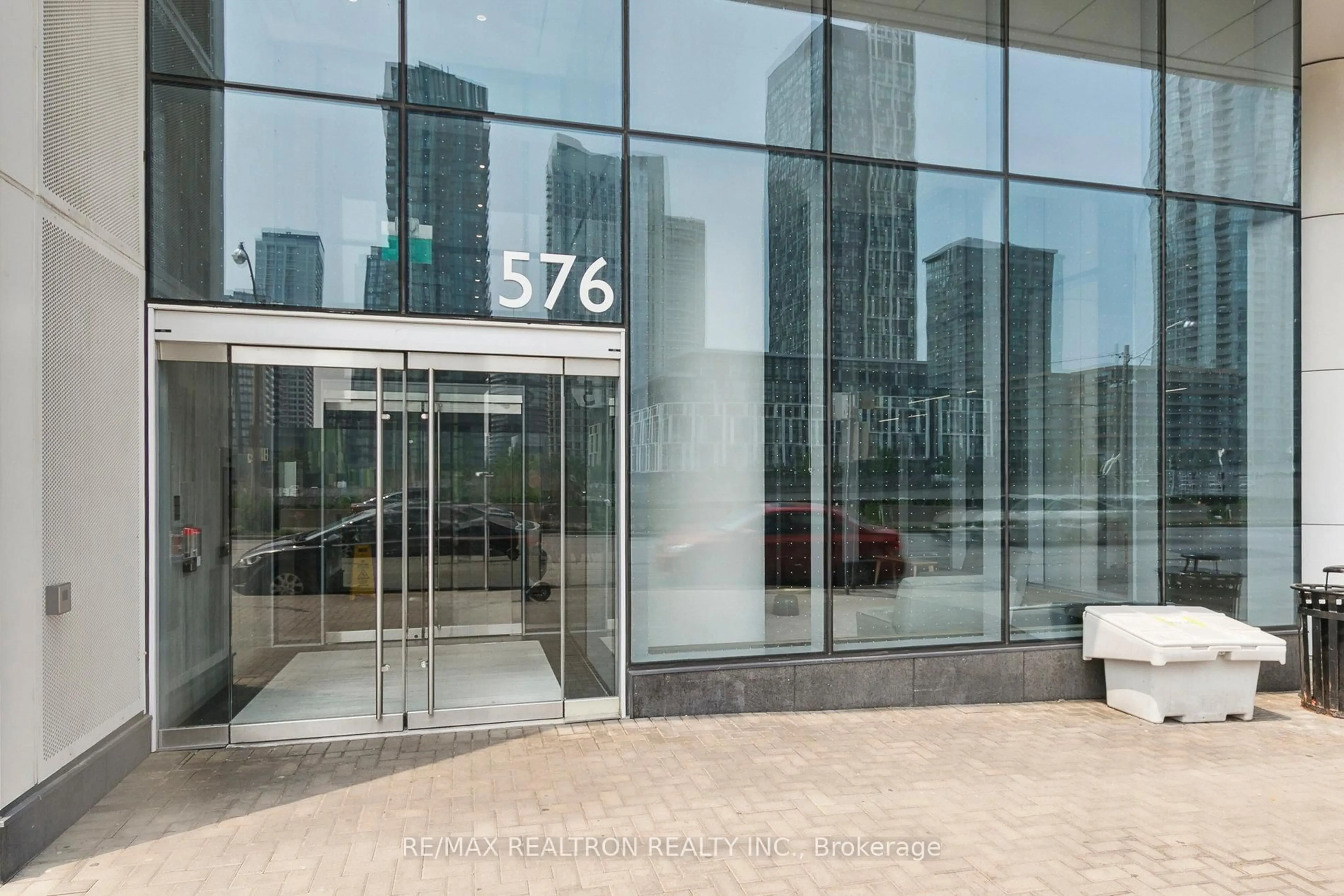 Indoor foyer for 576 Front St #318E, Toronto Ontario M5V 1C1