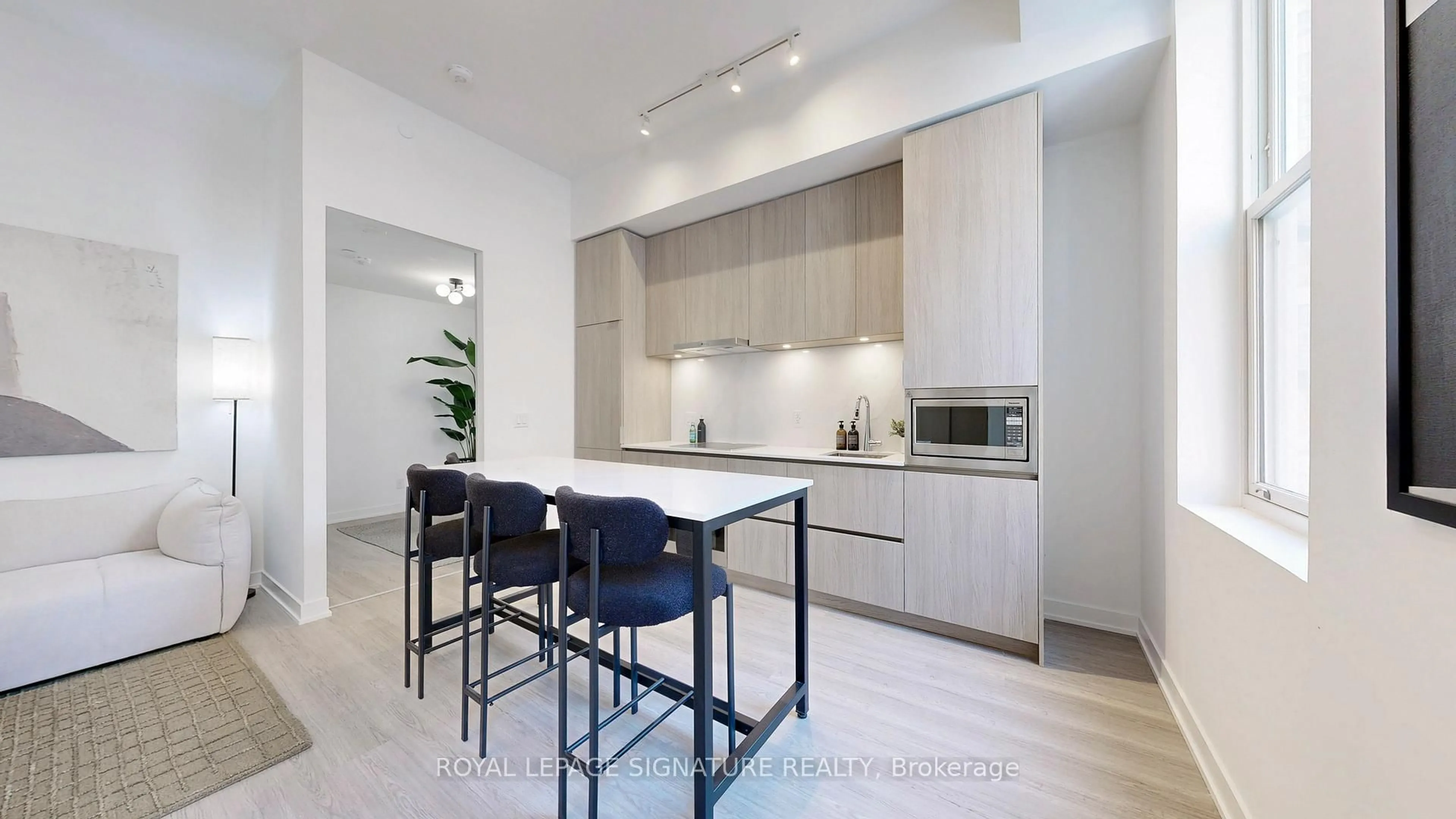 Unknown for 81 Shuter St, Toronto Ontario M5B 0C6