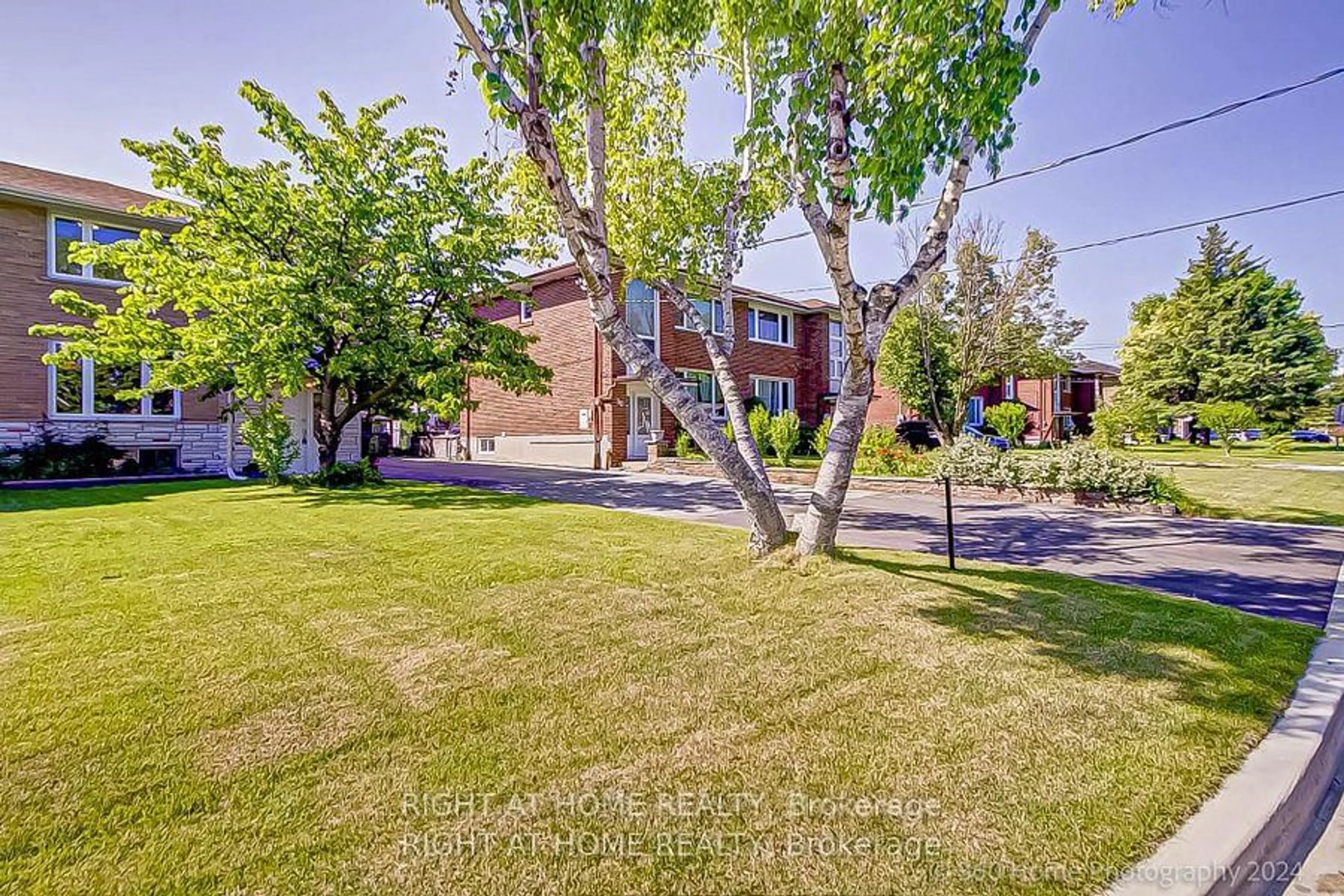 A pic from outside/outdoor area/front of a property/back of a property/a pic from drone, street for 28 wyndcliff Cres, Toronto Ontario M4A 2K2
