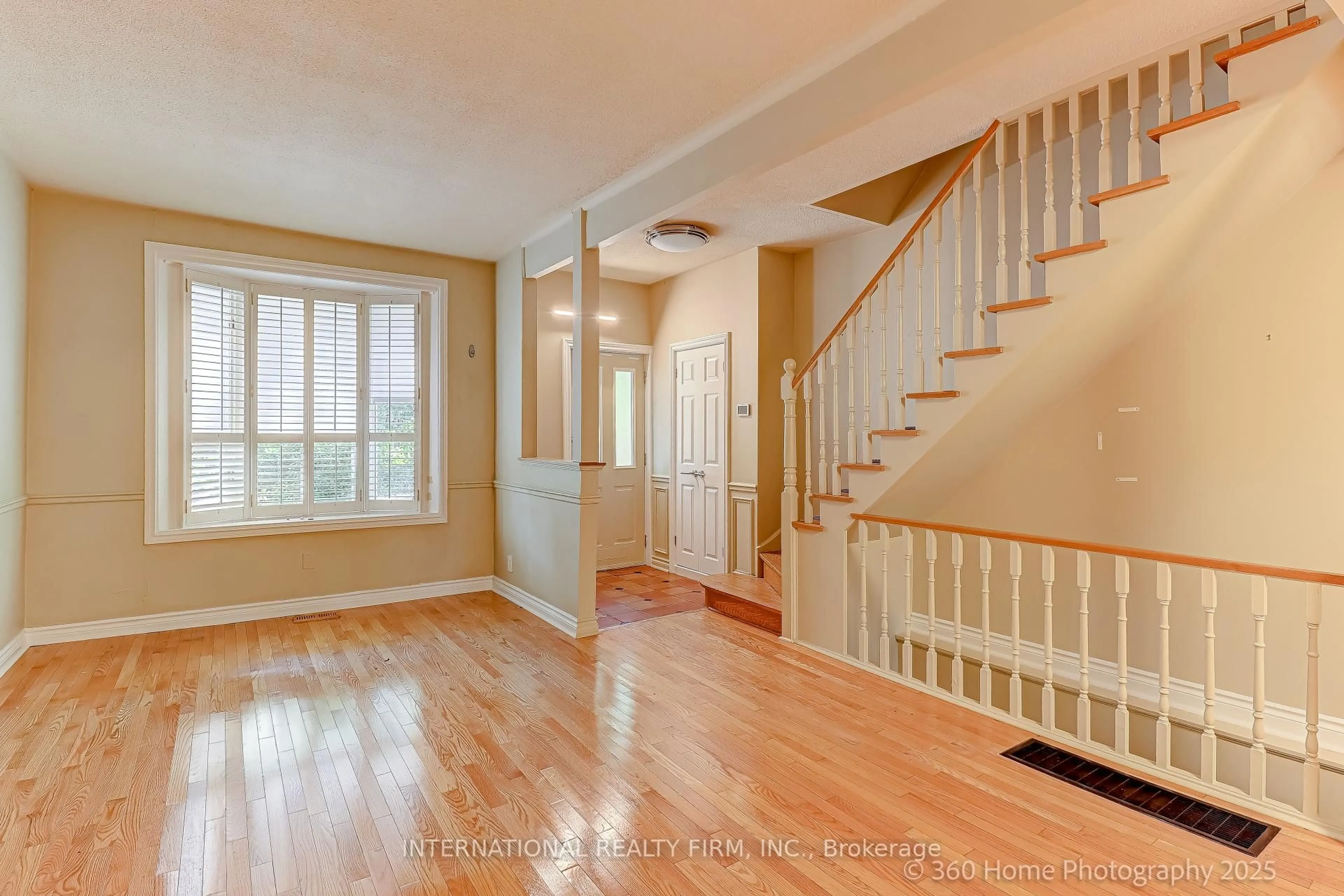 Indoor entryway for 337 Glen Rd, Toronto Ontario M4W 2X4