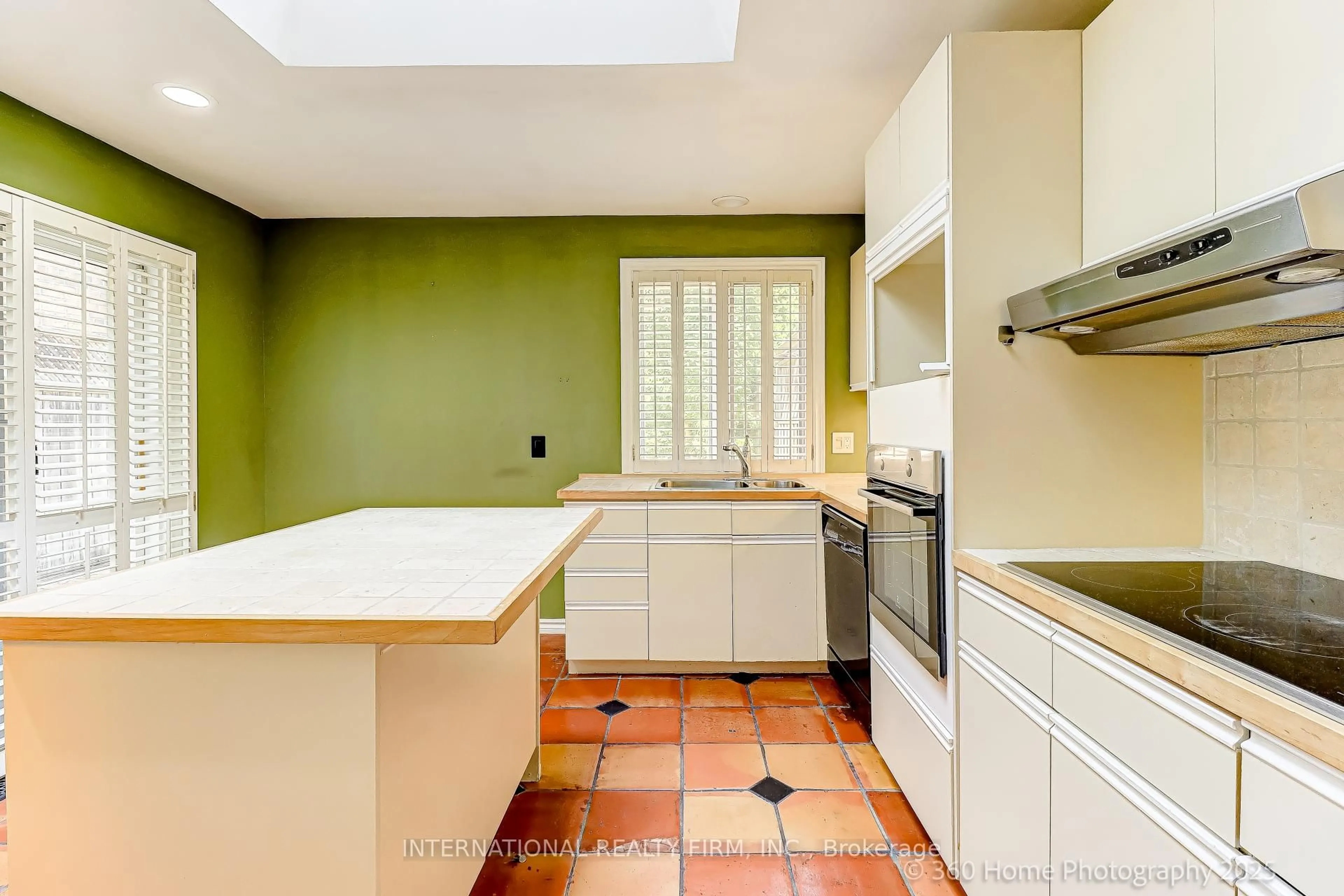 Standard kitchen, ceramic/tile floor for 337 Glen Rd, Toronto Ontario M4W 2X4