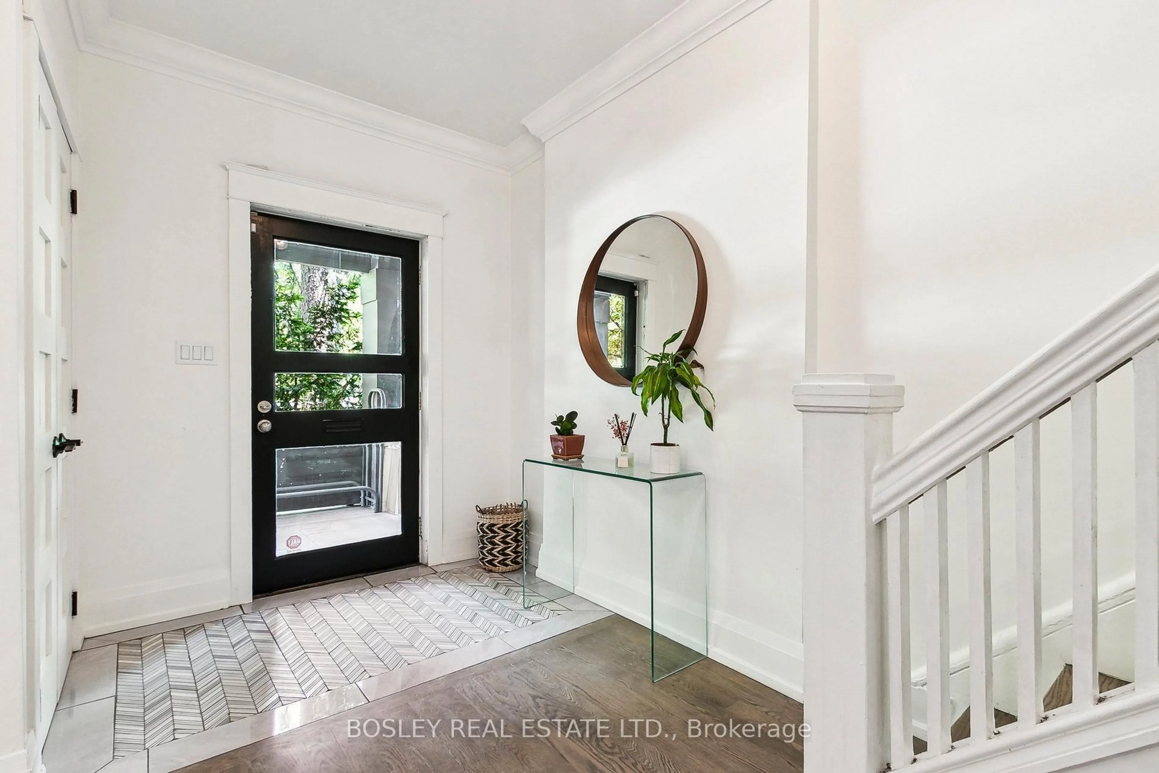 Indoor entryway for 130 Glen Rd, Toronto Ontario M4W 2W3