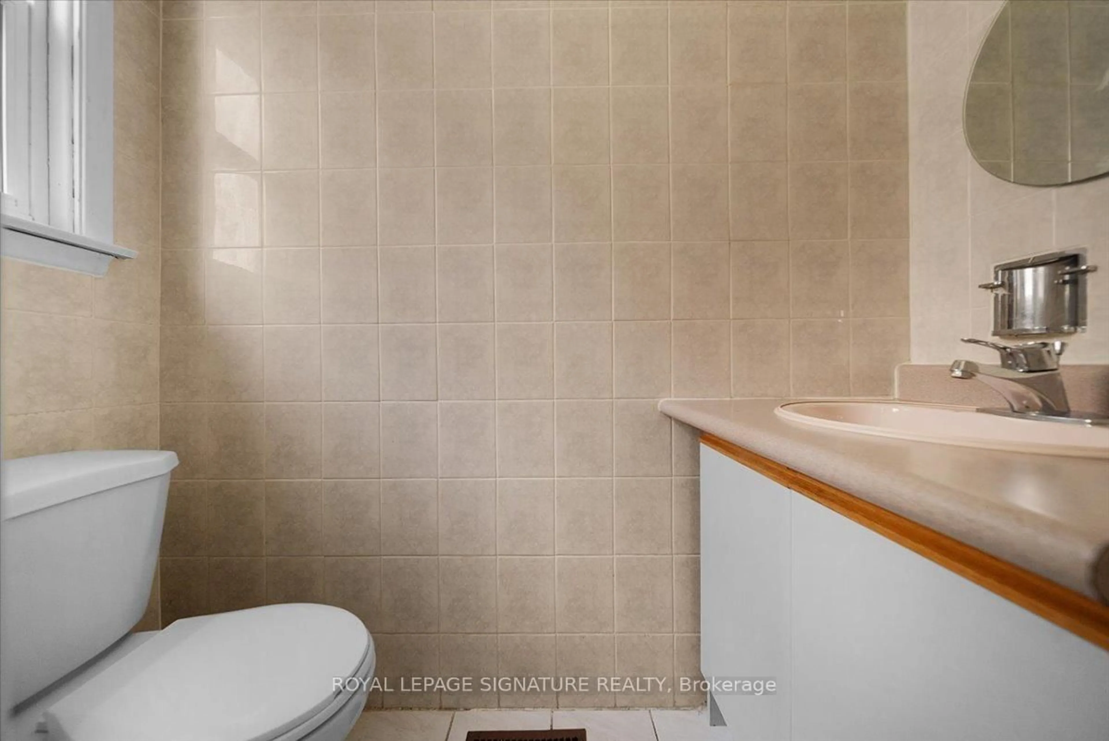 Standard bathroom, ceramic/tile floor for 147 Underhill Dr, Toronto Ontario M3A 2K6