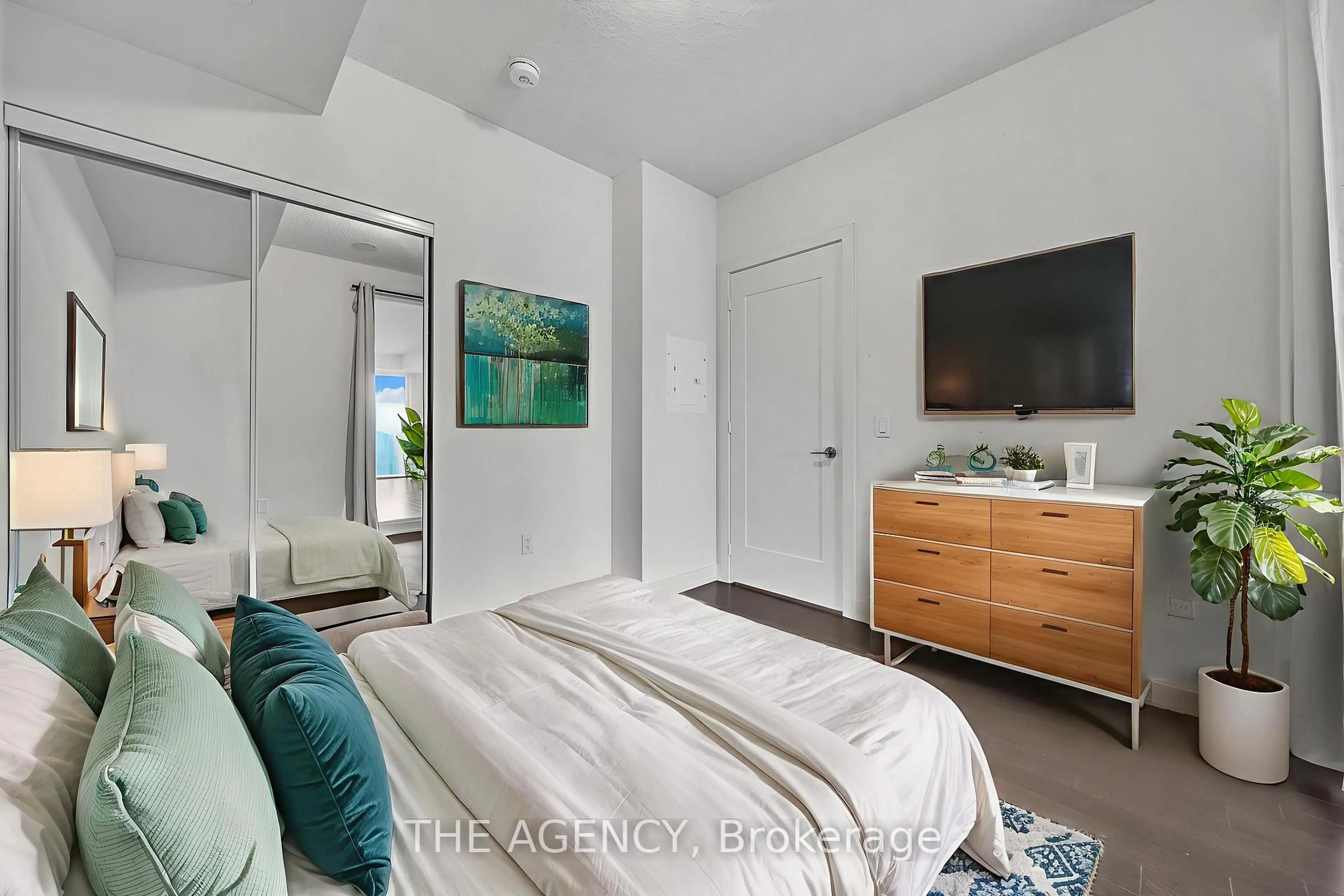 A pic of a room for 330 Richmond St #508, Toronto Ontario M5V 0M4