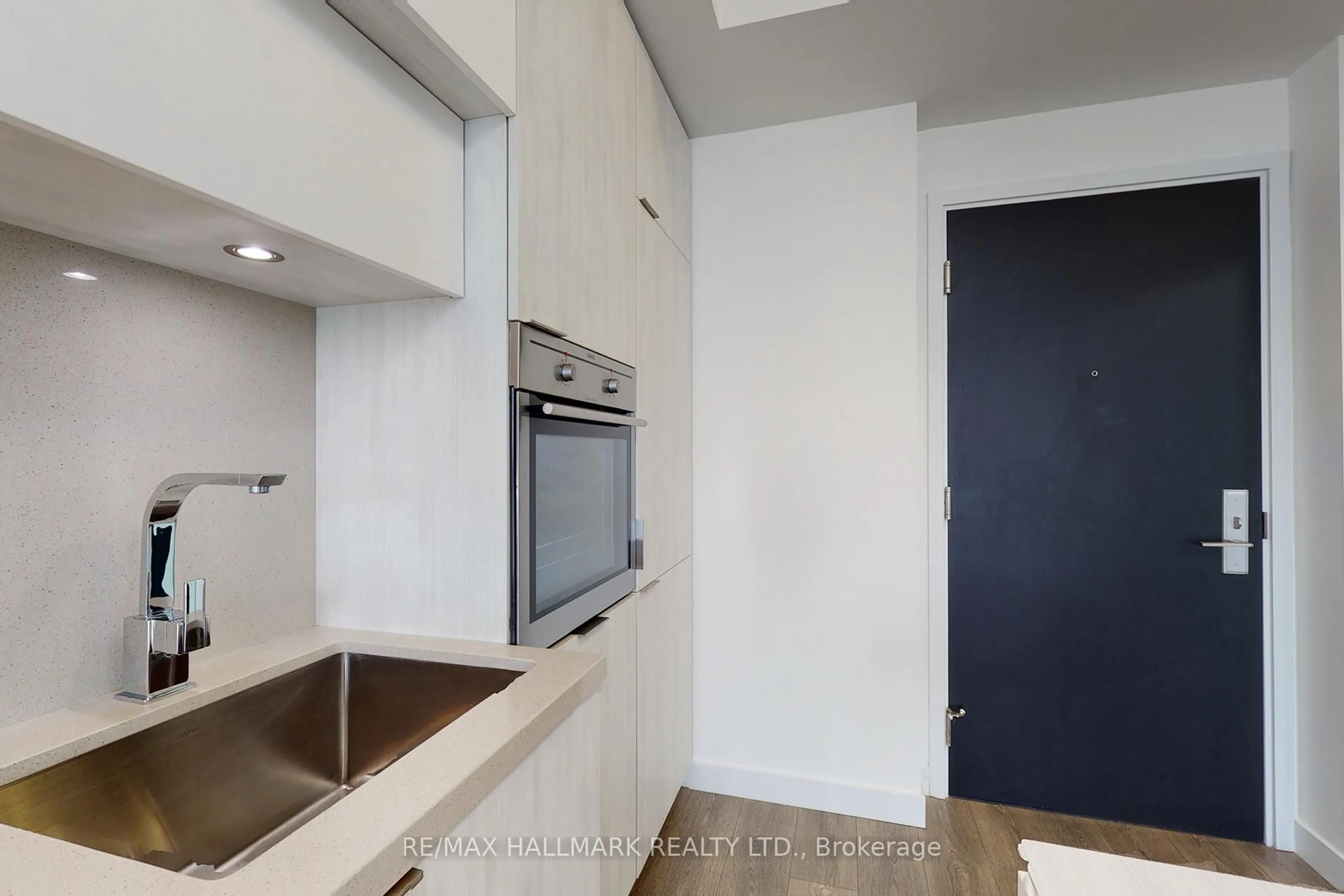 Standard kitchen, unknown for 8 Eglinton Ave #4203, Toronto Ontario M4P 1A6