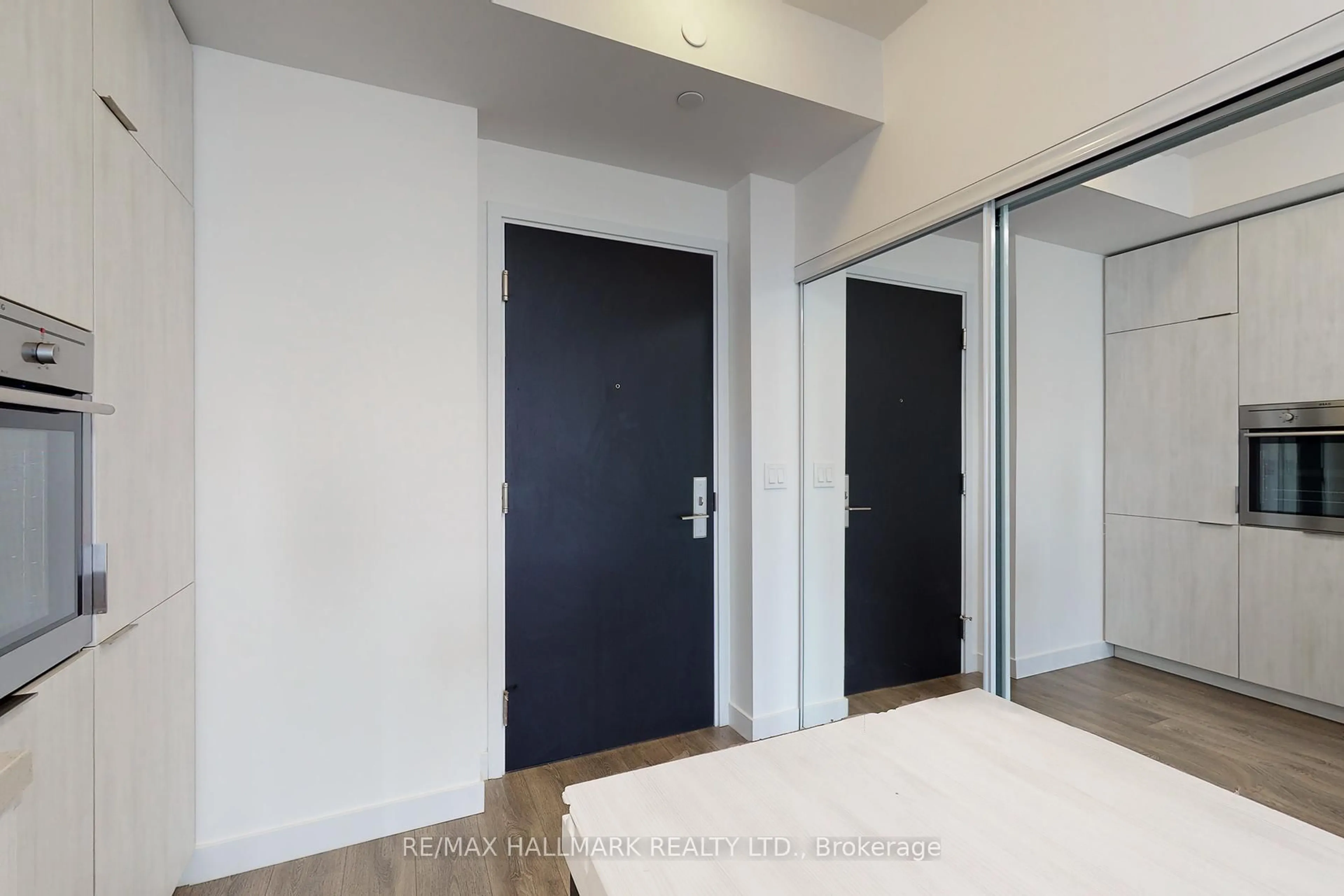 Unknown for 8 Eglinton Ave #4203, Toronto Ontario M4P 1A6