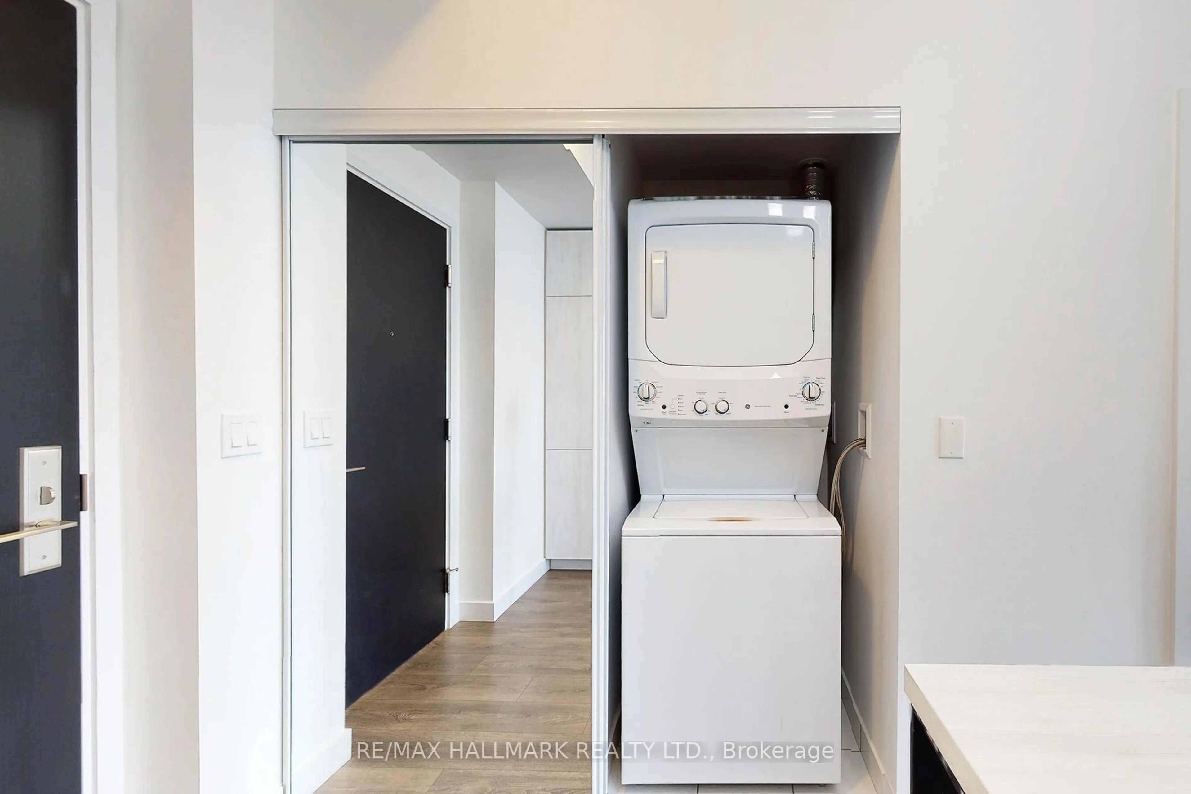 Laundry room for 8 Eglinton Ave #4203, Toronto Ontario M4P 1A6