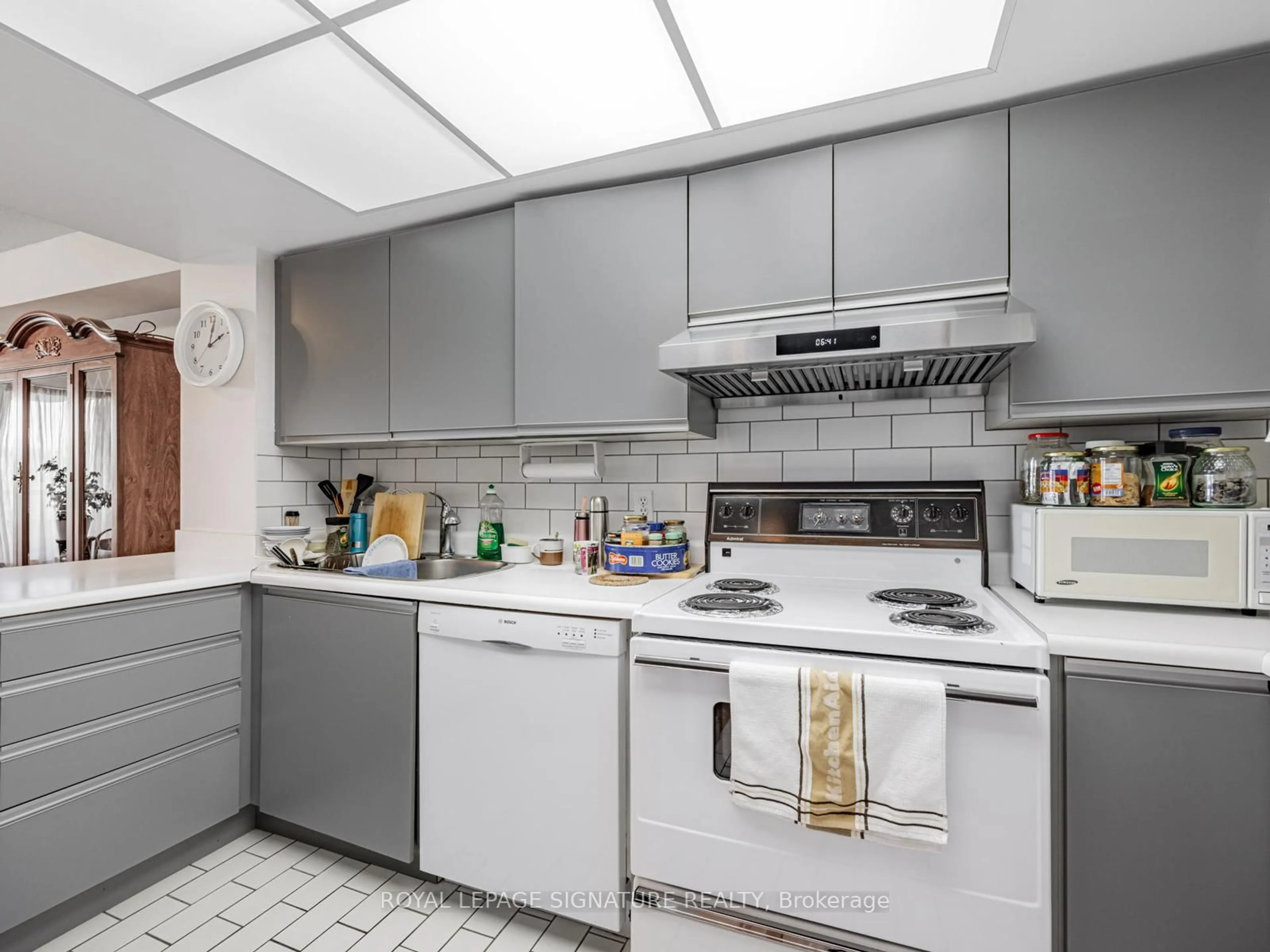 Standard kitchen, ceramic/tile floor for 1200 Don Mills Rd #503, Toronto Ontario M3B 3N8