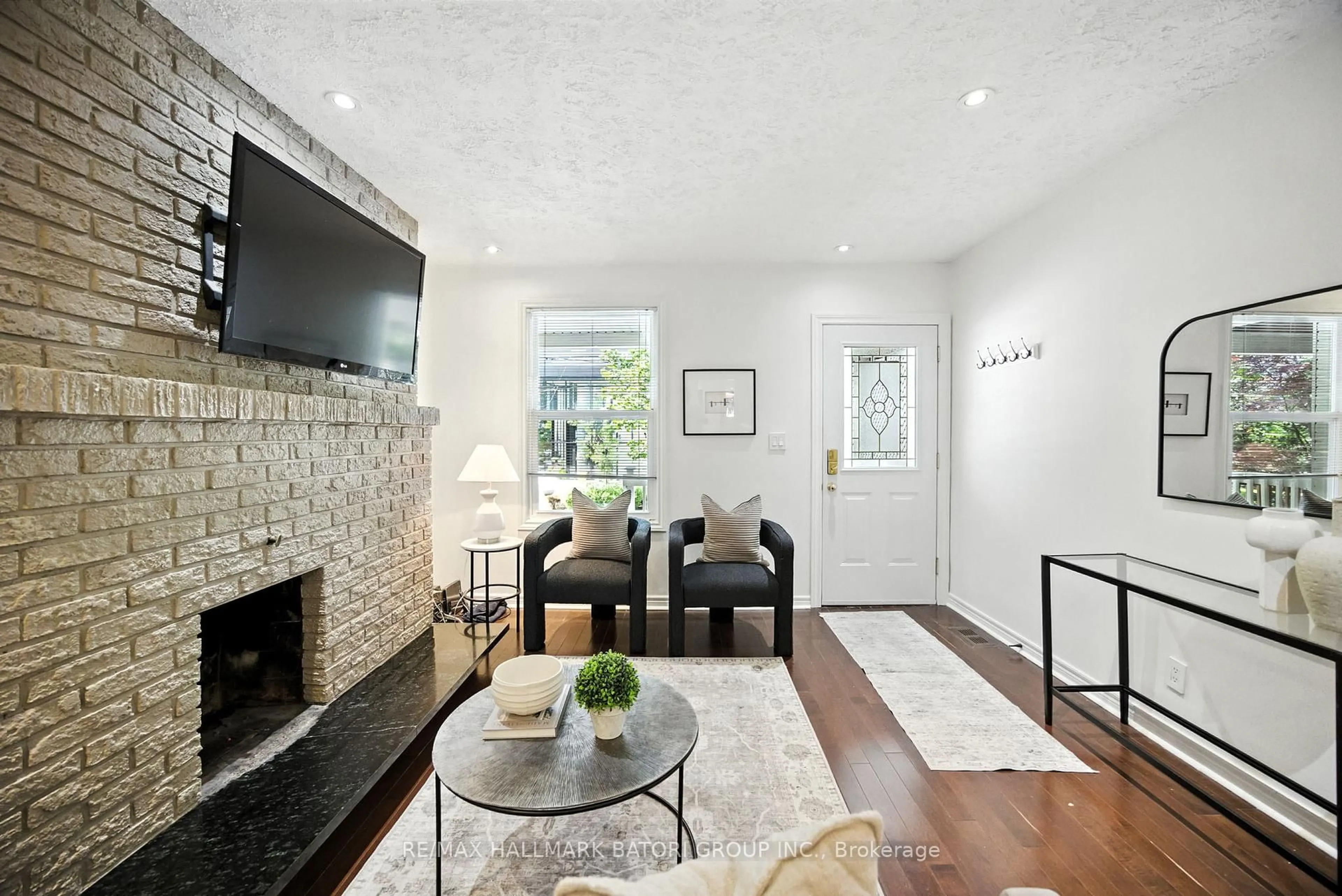 Living room with furniture, unknown for 143 Soudan Ave, Toronto Ontario M4S 1V5