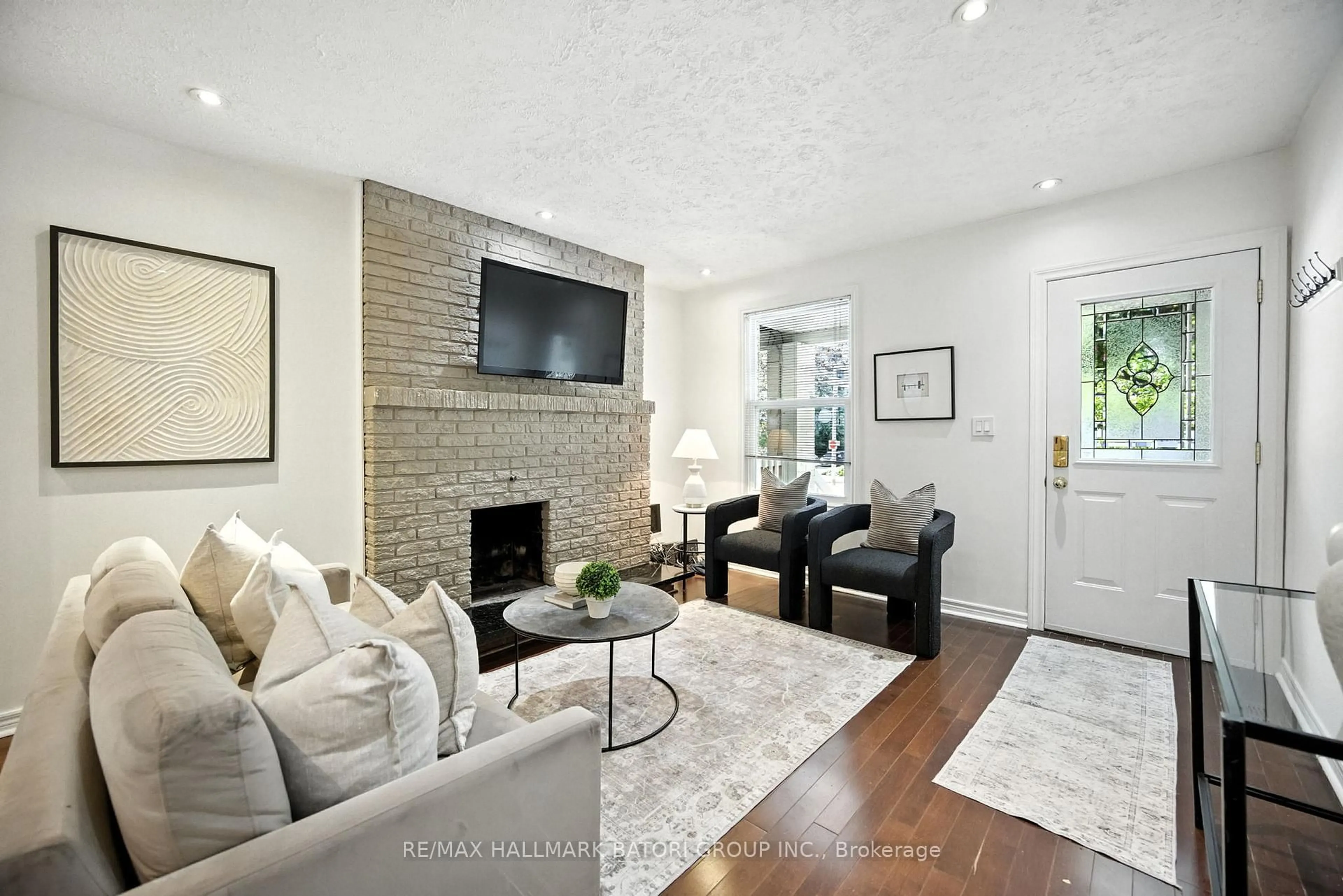 Living room with furniture, unknown for 143 Soudan Ave, Toronto Ontario M4S 1V5