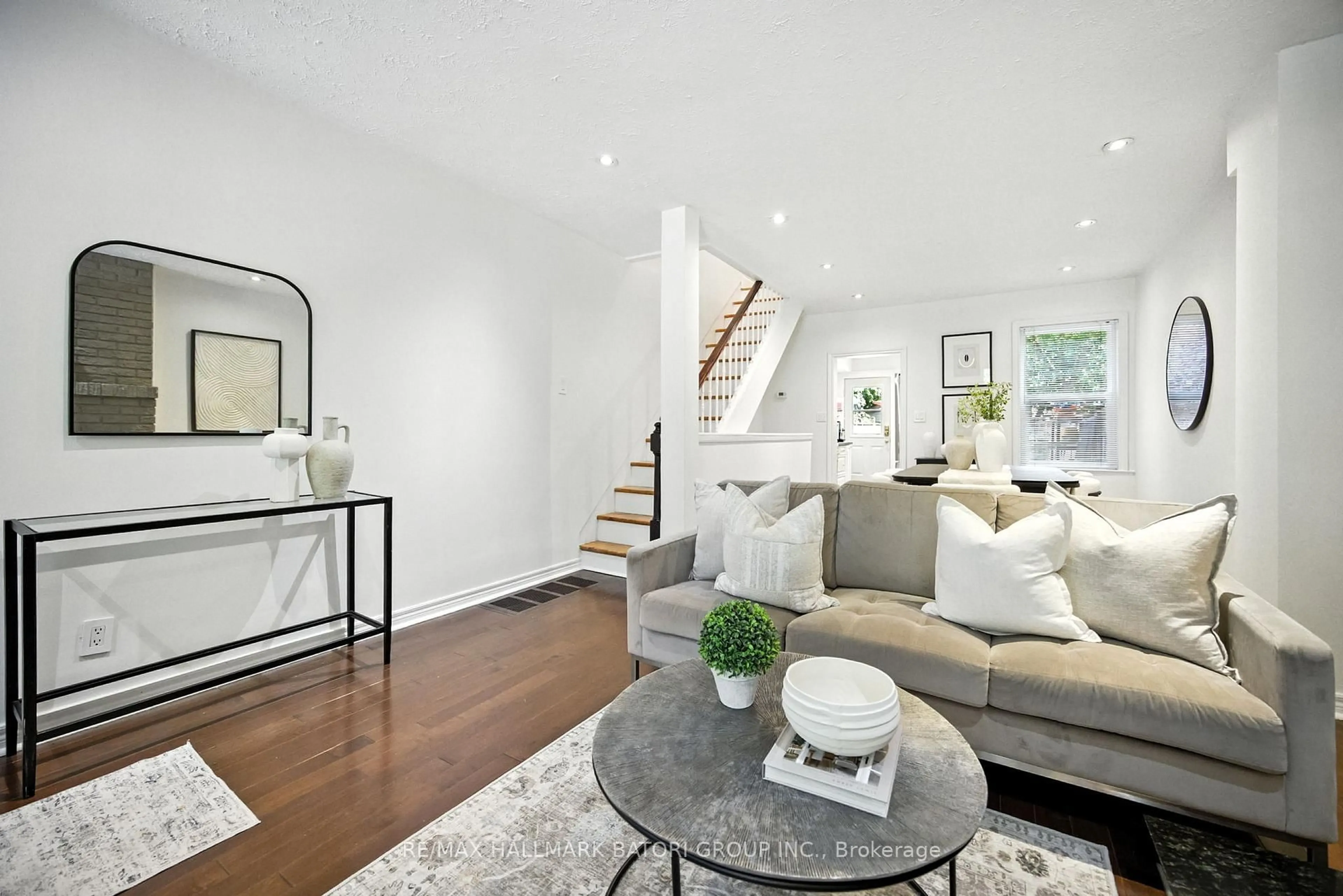 Living room with furniture, unknown for 143 Soudan Ave, Toronto Ontario M4S 1V5