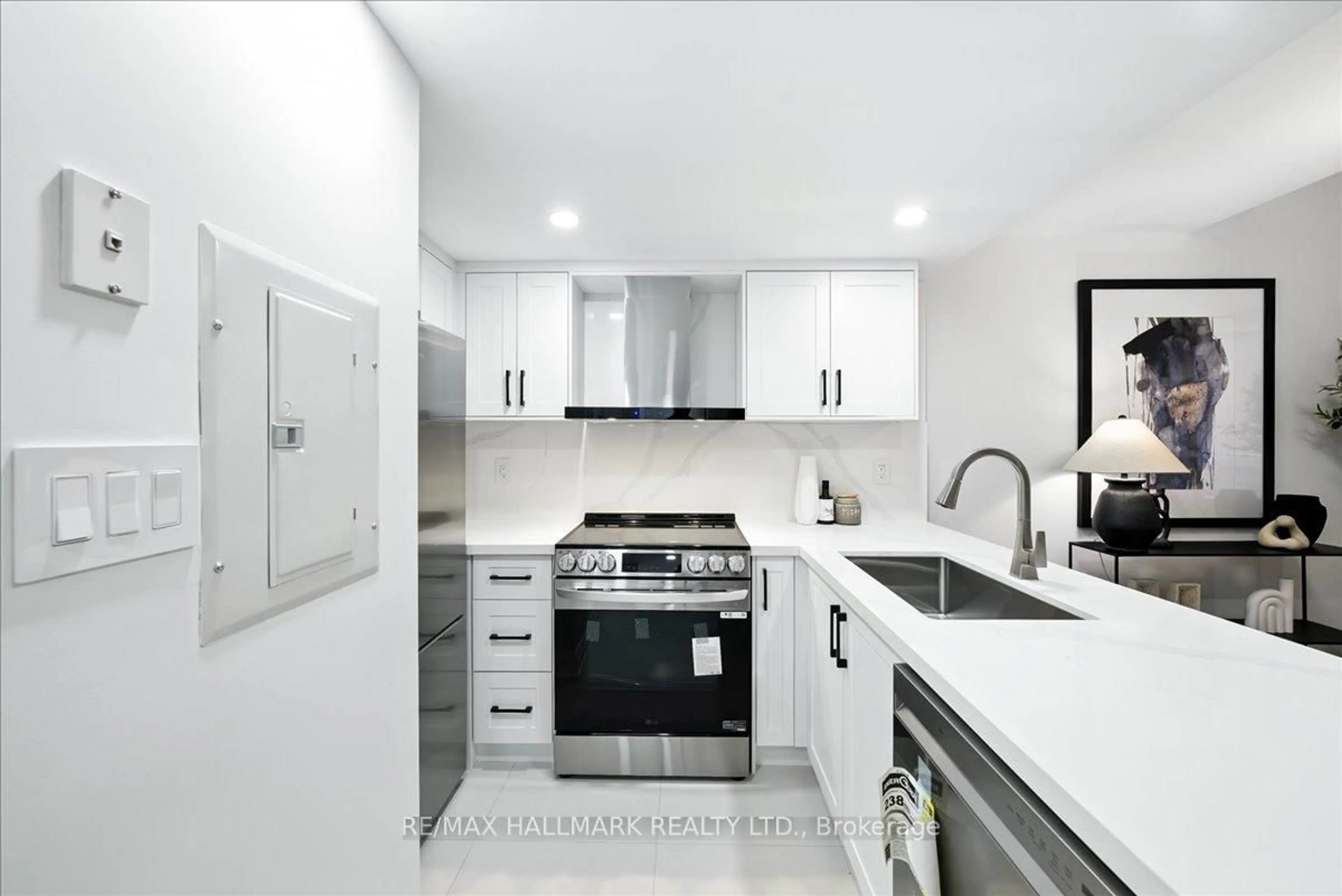 Contemporary kitchen, ceramic/tile floor for 80 Cumberland St #507, Toronto Ontario M5R 3V1
