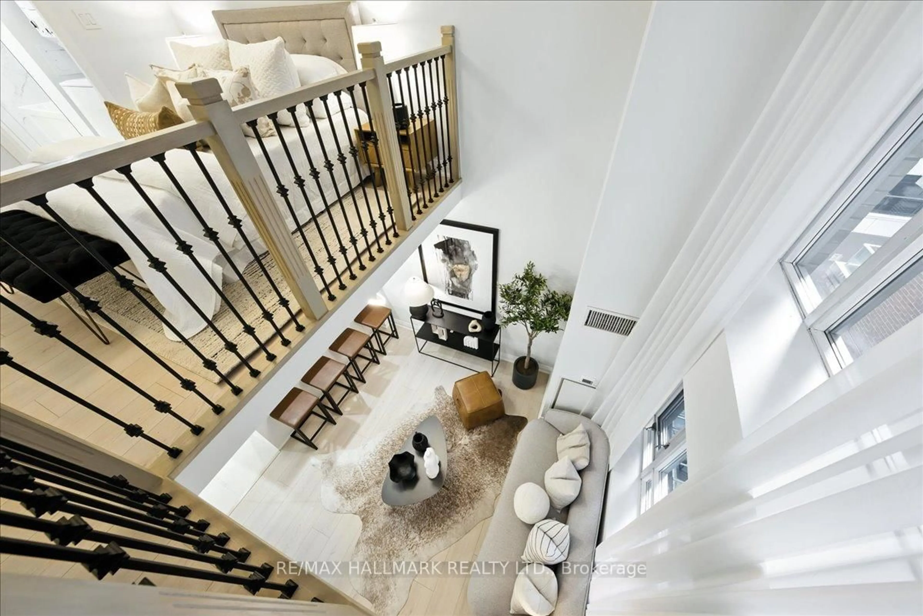 Indoor foyer for 80 Cumberland St #507, Toronto Ontario M5R 3V1