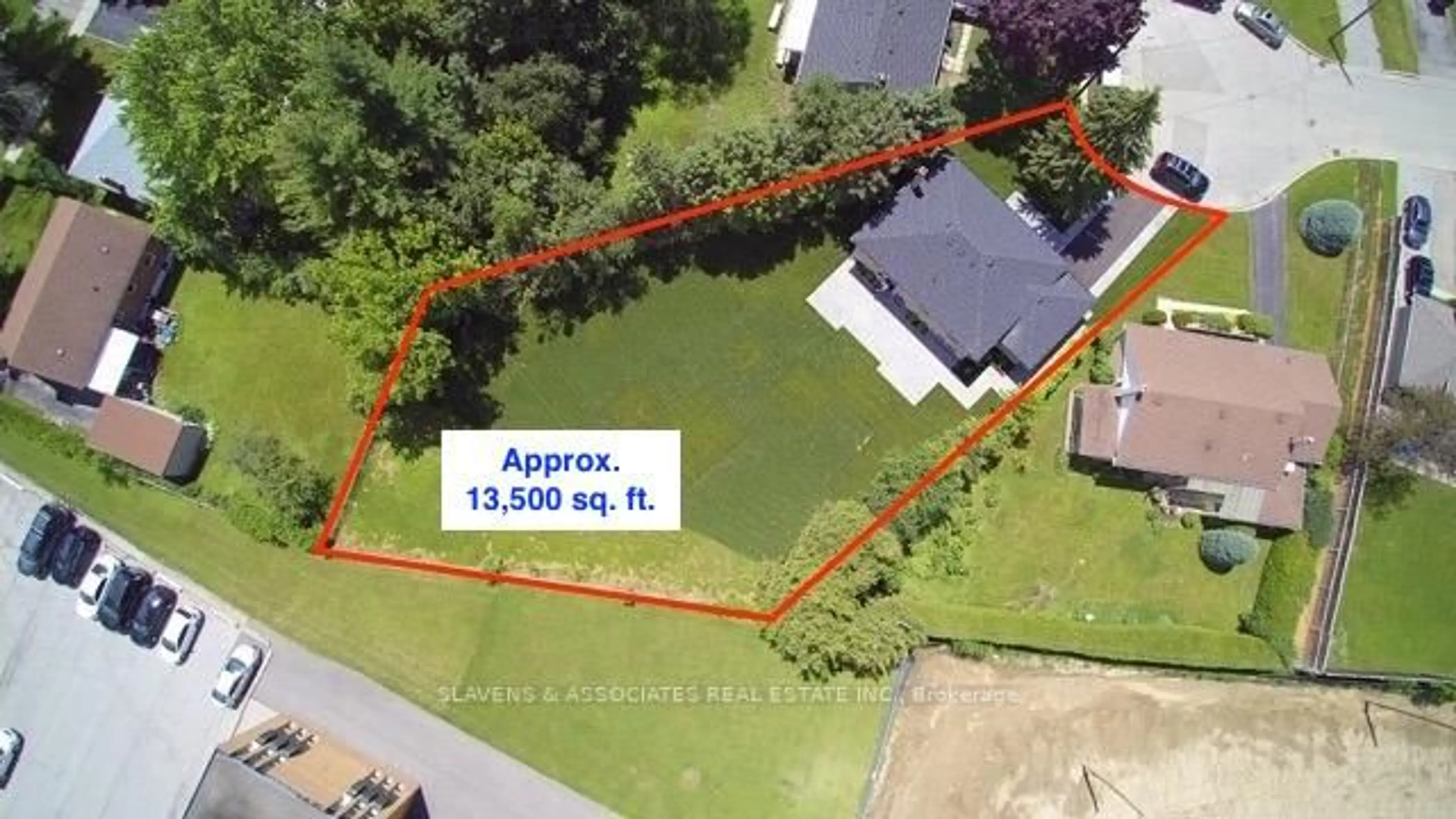 A pic from outside/outdoor area/front of a property/back of a property/a pic from drone, street for 17 Robson Pl, Toronto Ontario M2R 2Y3
