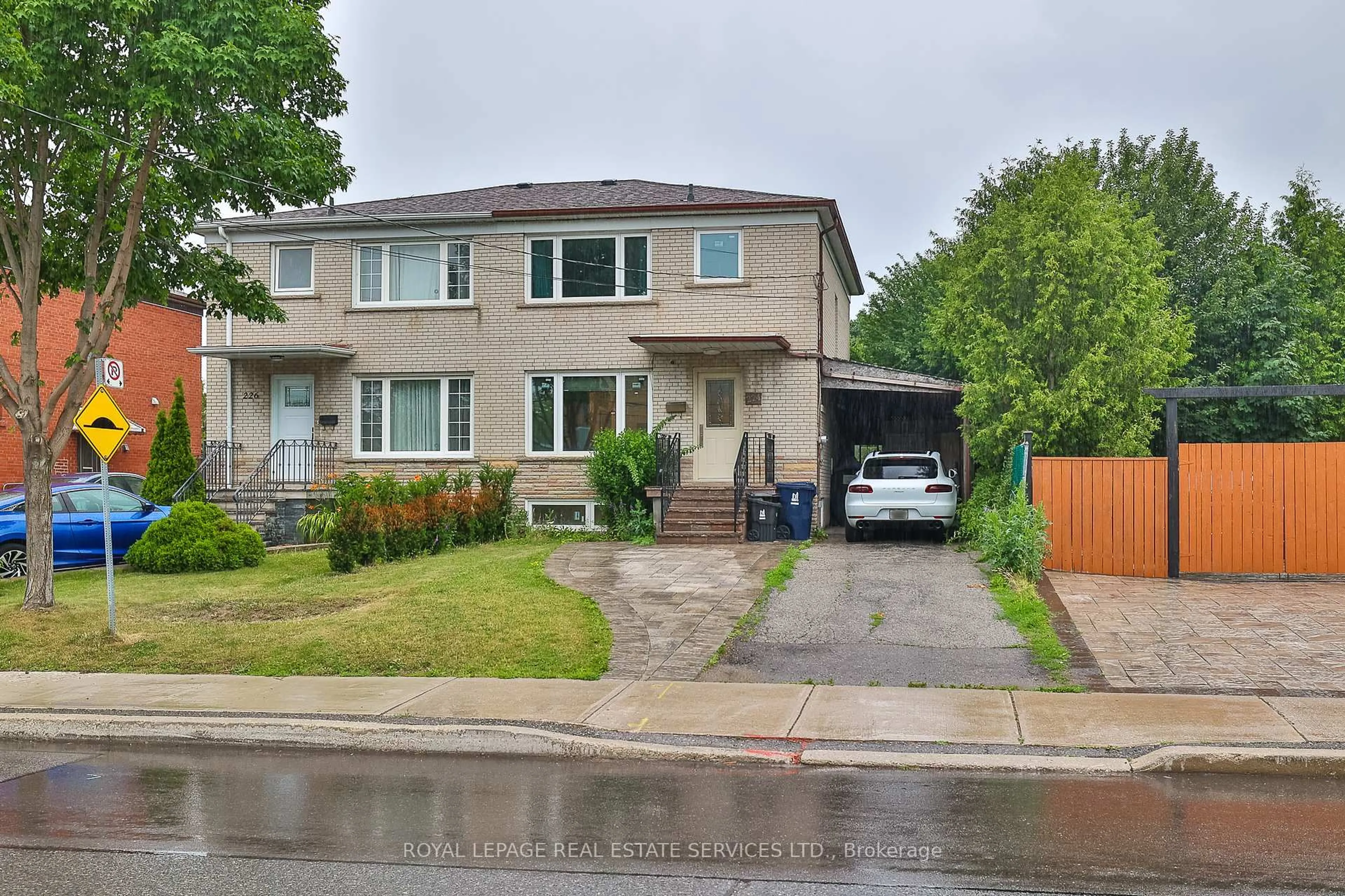 A pic from outside/outdoor area/front of a property/back of a property/a pic from drone, street for 224 Overbrook Pl, Toronto Ontario M3H 4R6