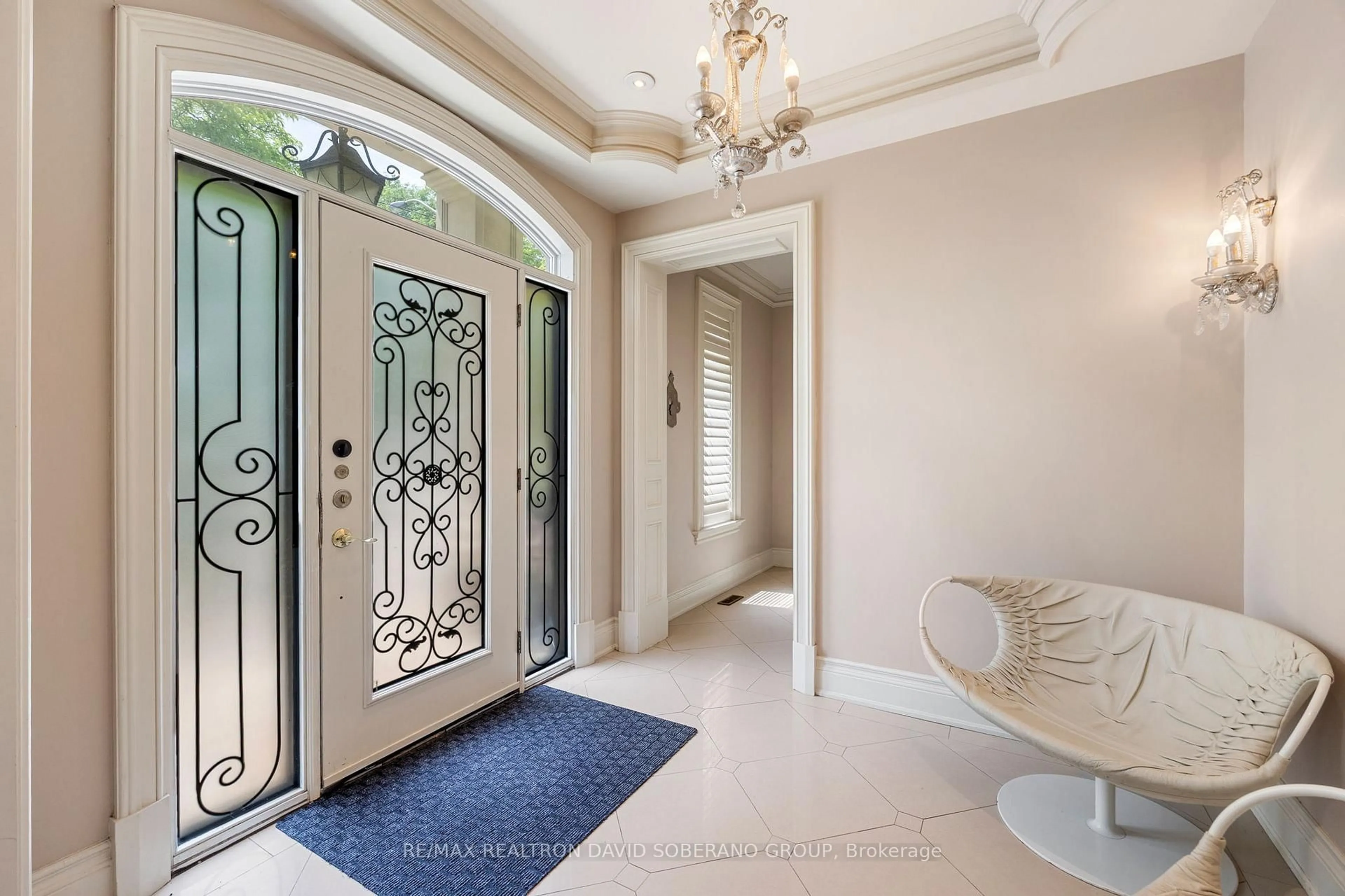 Indoor entryway for 10 Bainbridge Ave, Toronto Ontario M3H 2J7