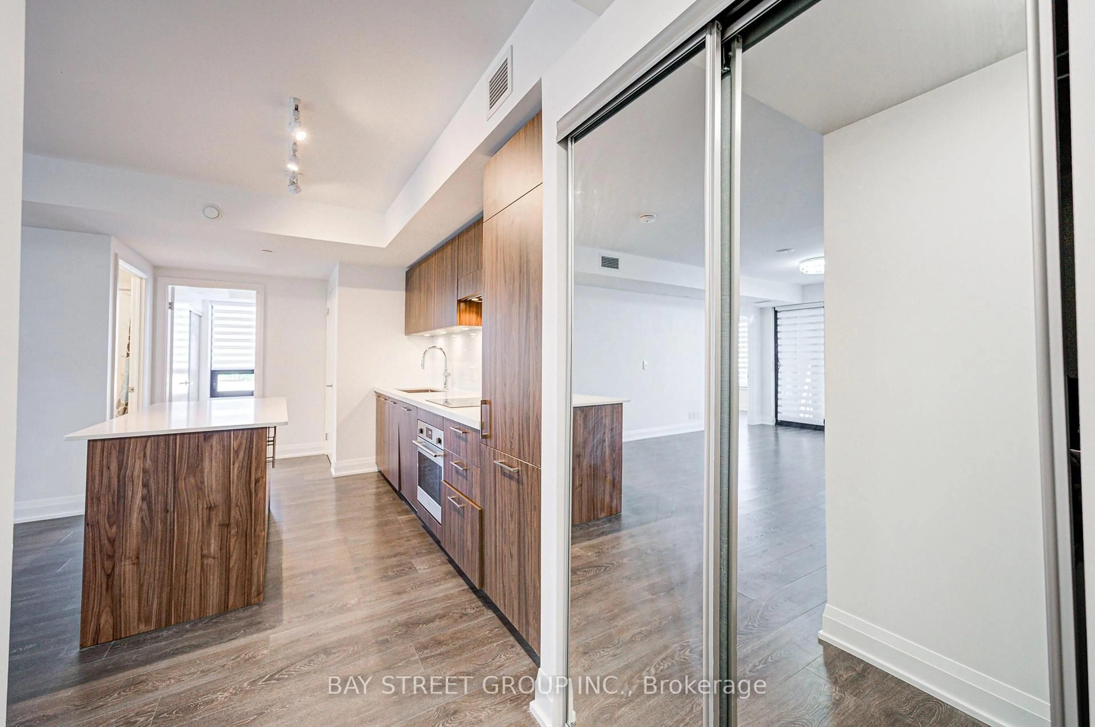Unknown for 33 Frederick Todd Way #512, Toronto Ontario M4G 0C9