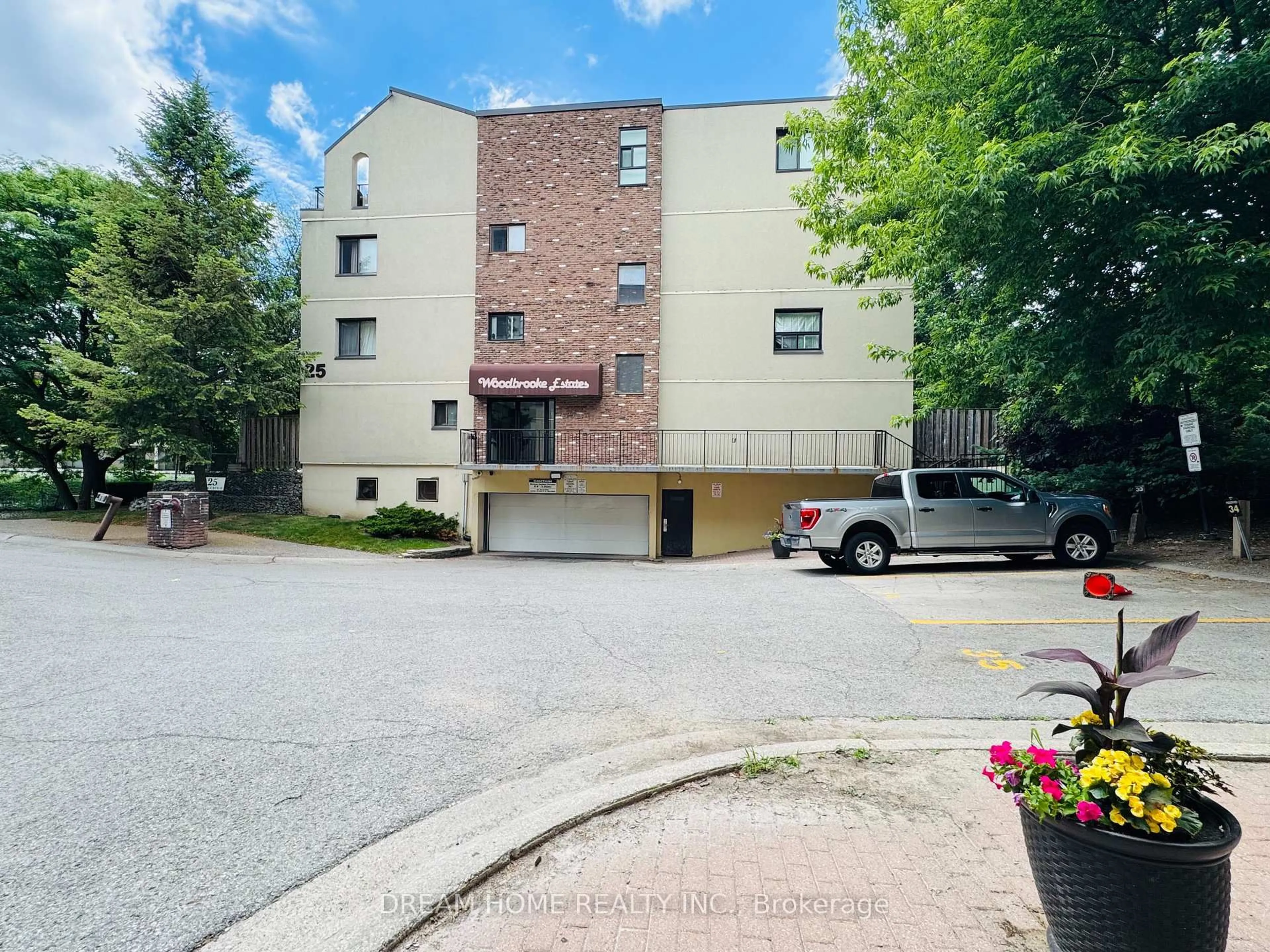 A pic from outside/outdoor area/front of a property/back of a property/a pic from drone, street for 25 Pebble Bywy #11, Toronto Ontario M2H 3J6