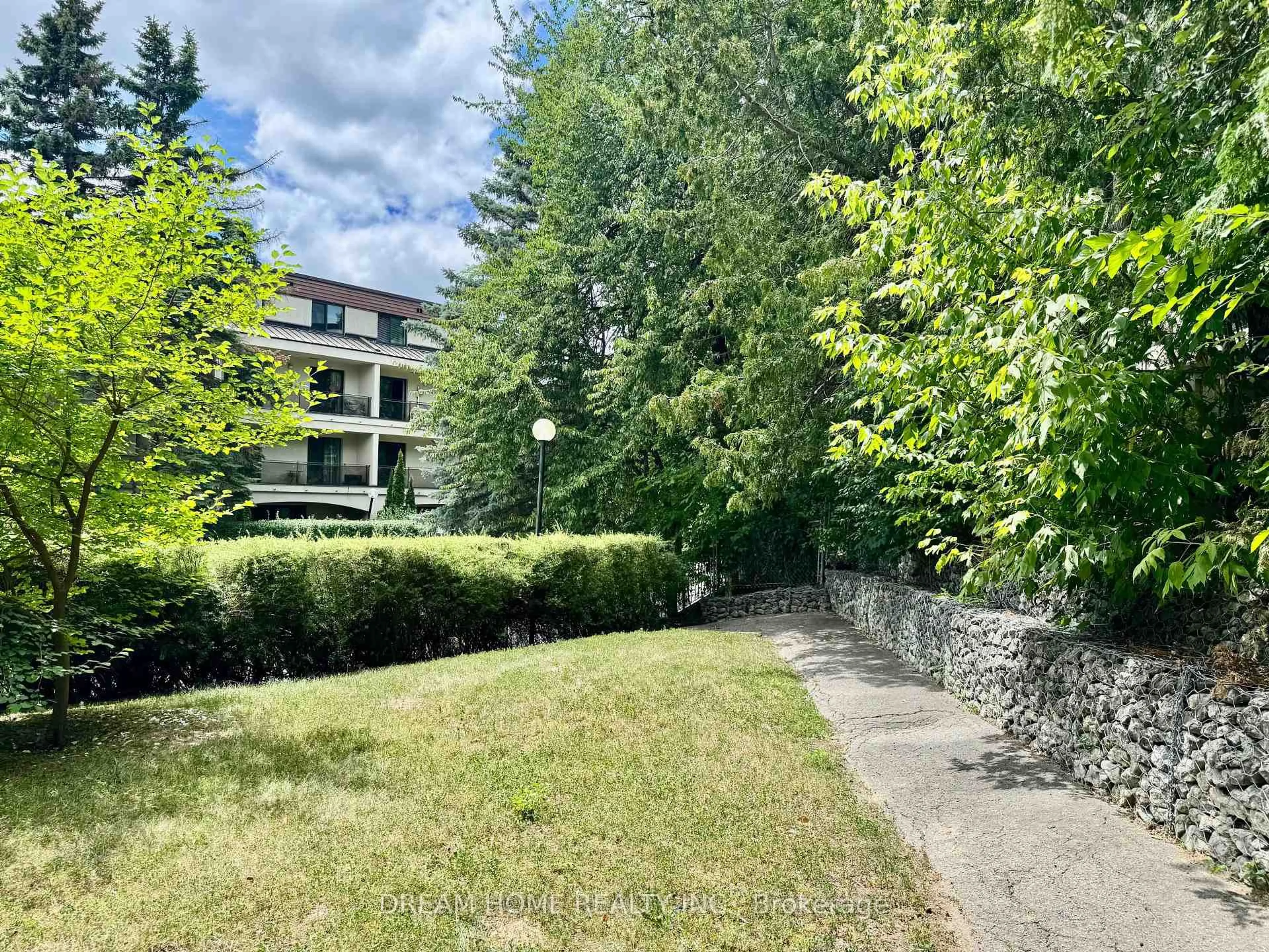 A pic from outside/outdoor area/front of a property/back of a property/a pic from drone, unknown for 25 Pebble Bywy #11, Toronto Ontario M2H 3J6