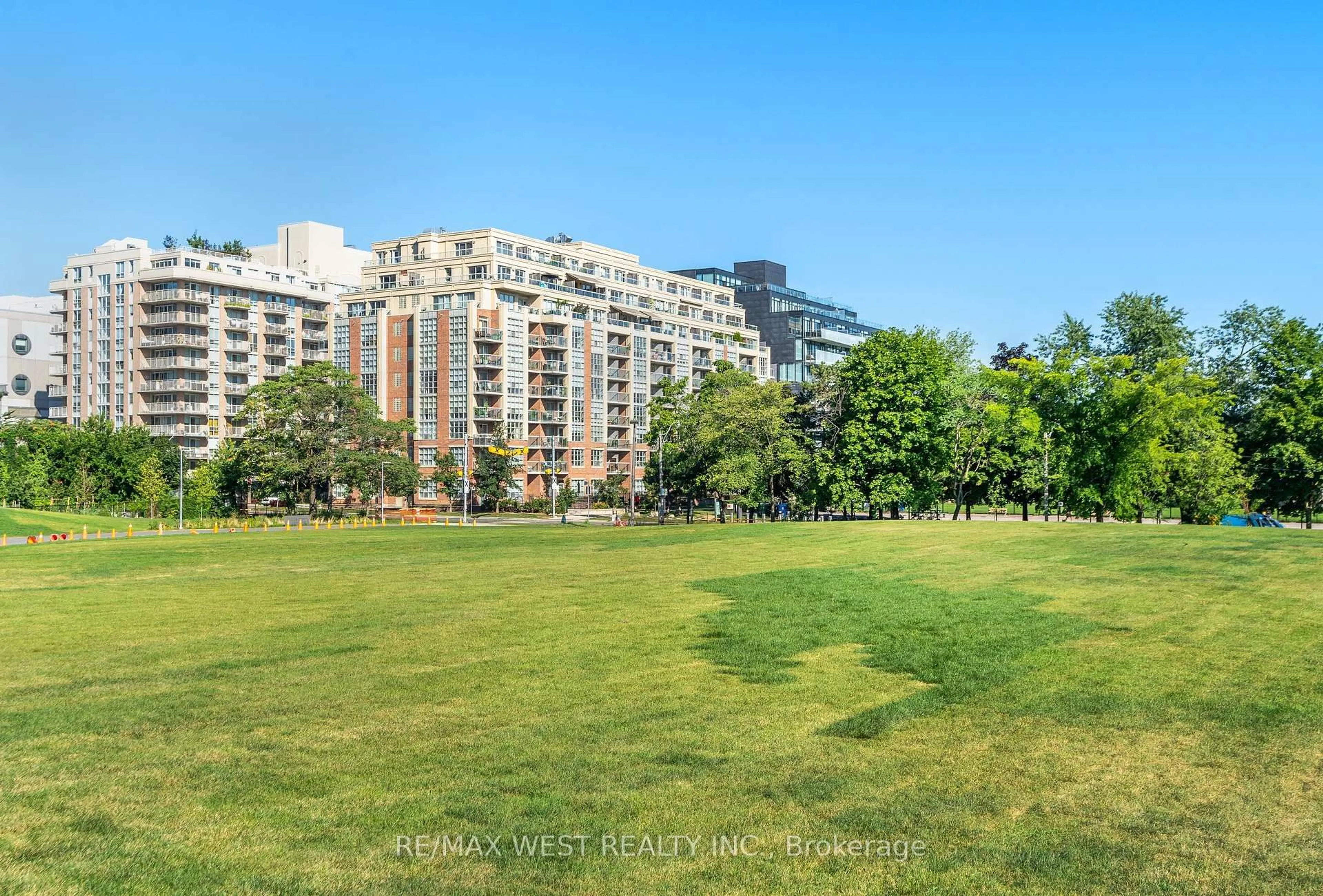 A pic from outside/outdoor area/front of a property/back of a property/a pic from drone, city buildings view from balcony for 15 Stafford St #705, Toronto Ontario M5V 3X6