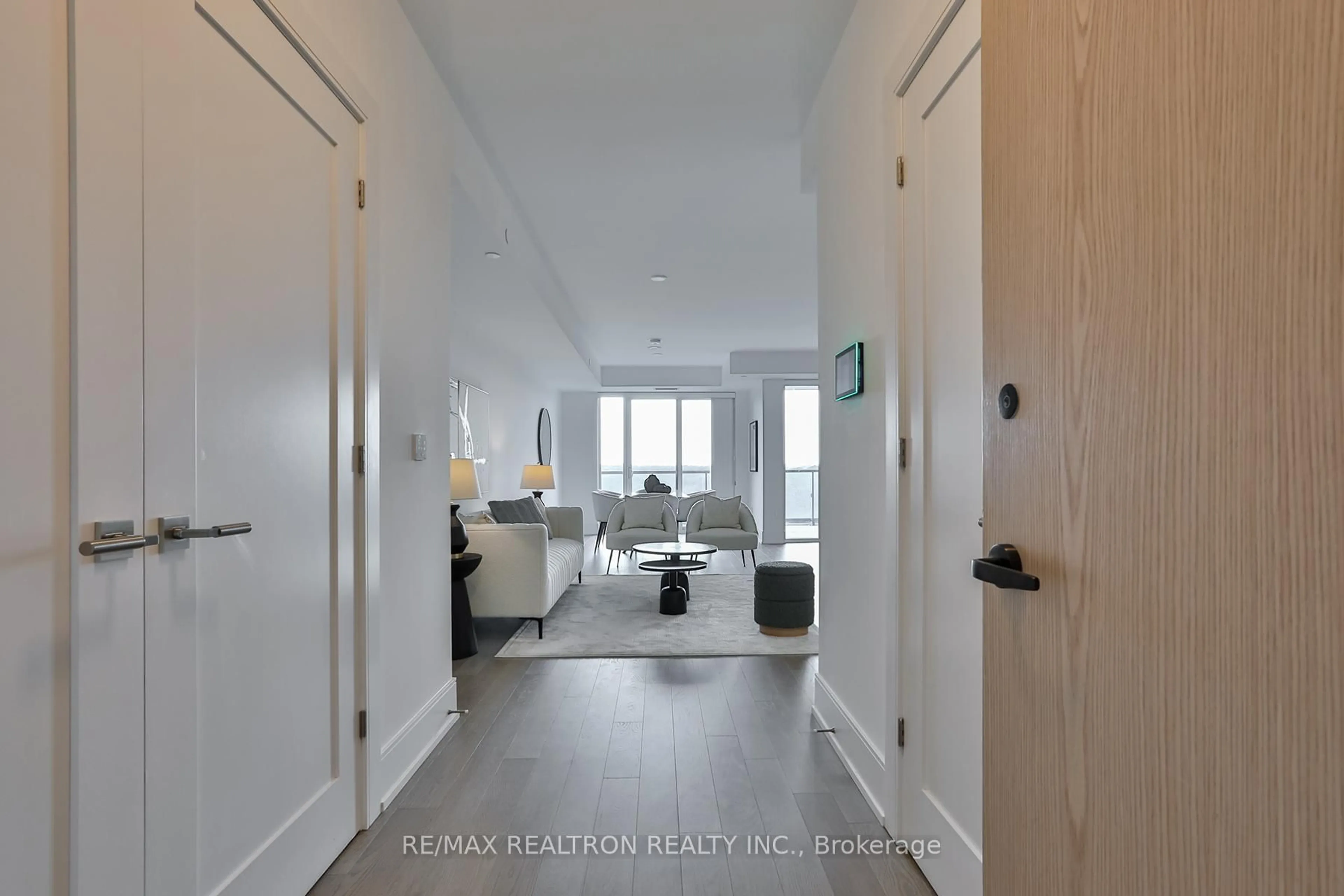 Indoor entryway for 10 Inn On The Park Dr #901, Toronto Ontario M3C 0P9