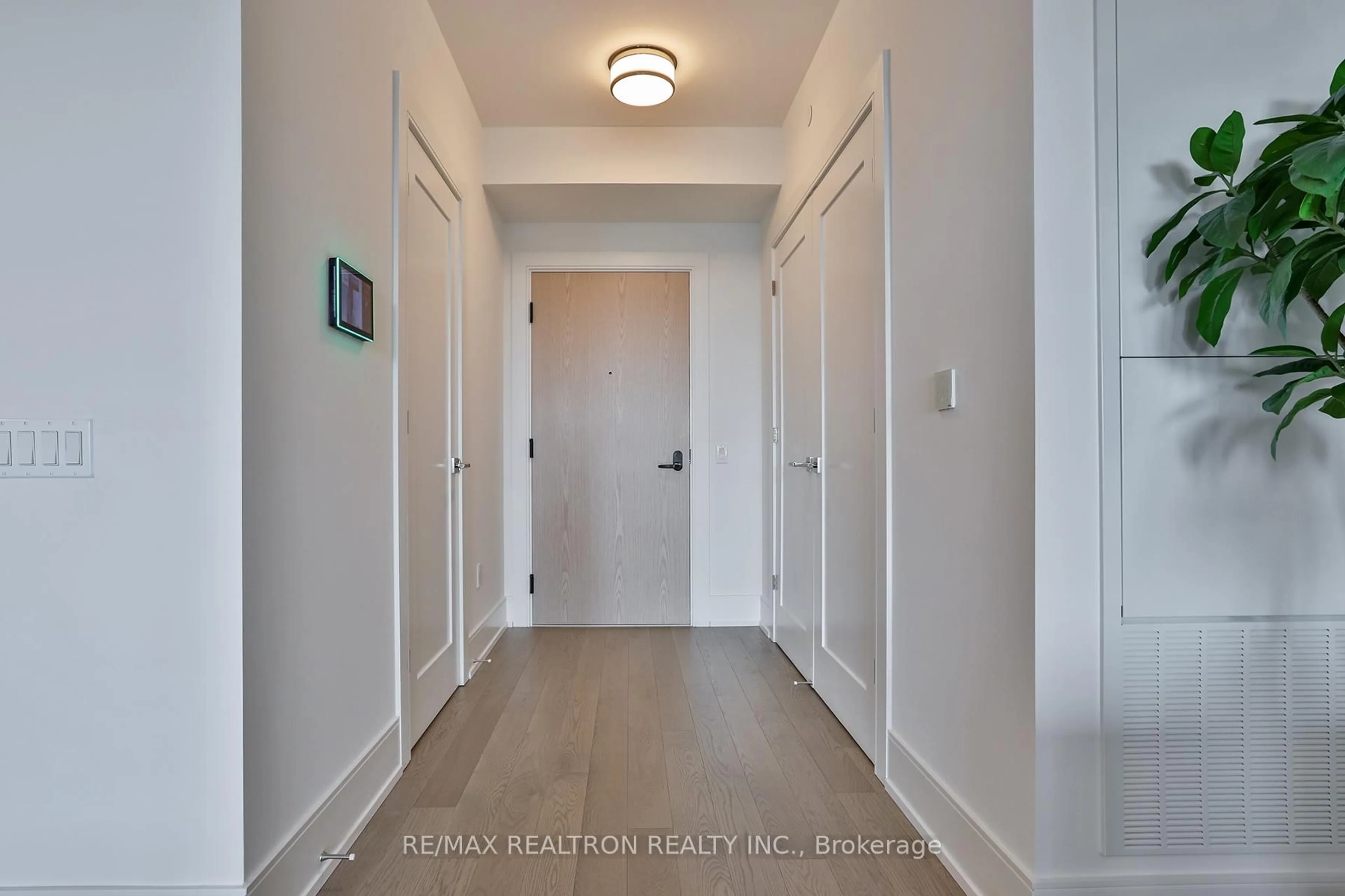 Indoor entryway for 10 Inn On The Park Dr #901, Toronto Ontario M3C 0P9