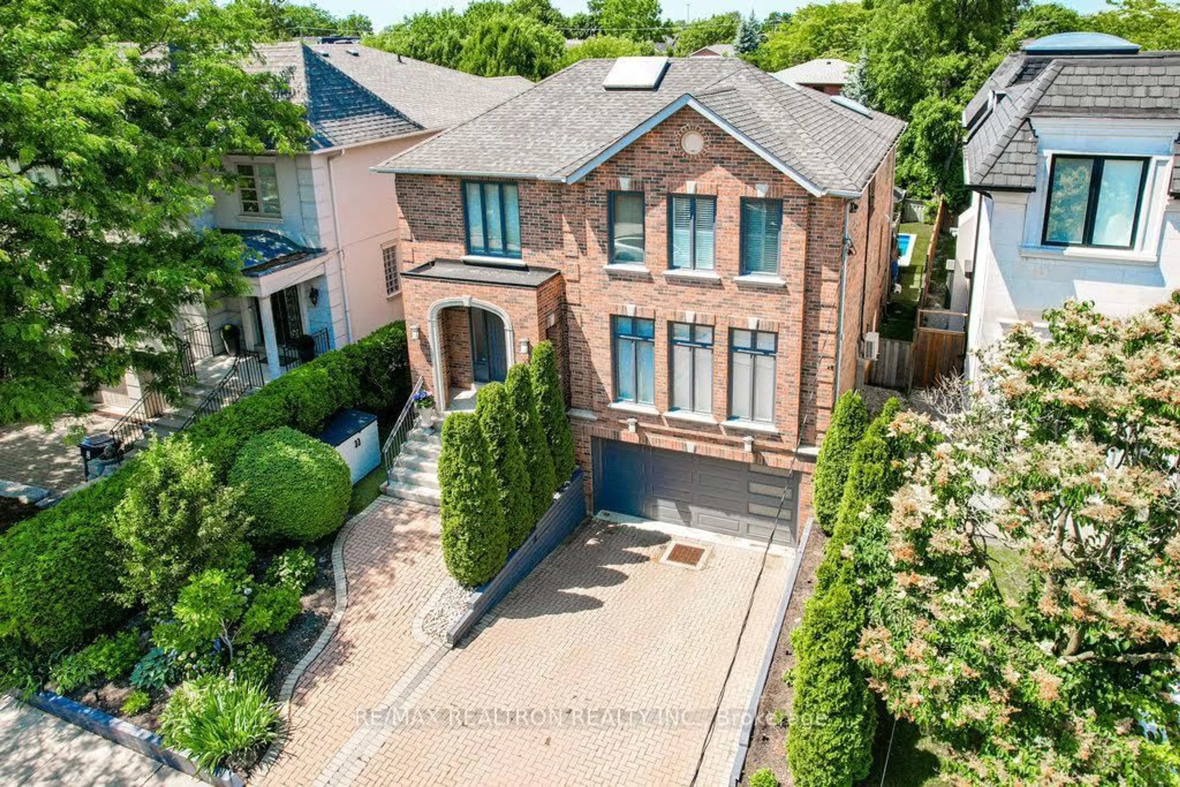 A pic from outside/outdoor area/front of a property/back of a property/a pic from drone, street for 336 Brooke Ave, Toronto Ontario M5M 2L3