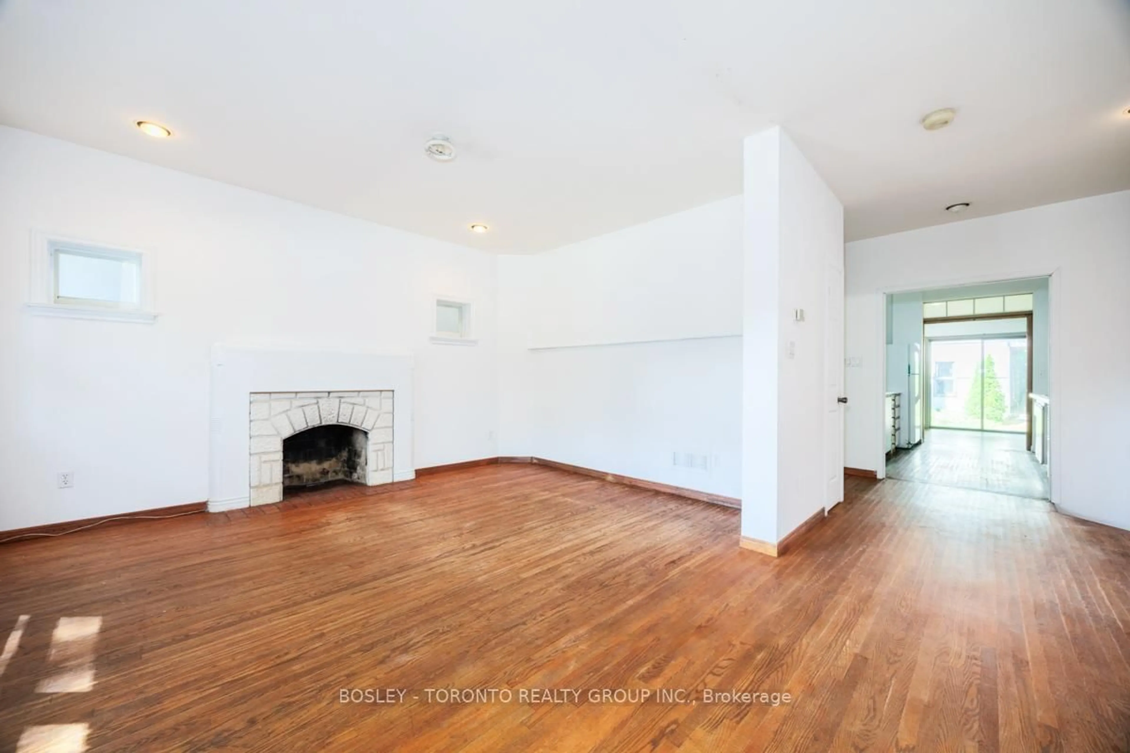 A pic of a room for 268 Sutherland Dr, Toronto Ontario M4G 1J3