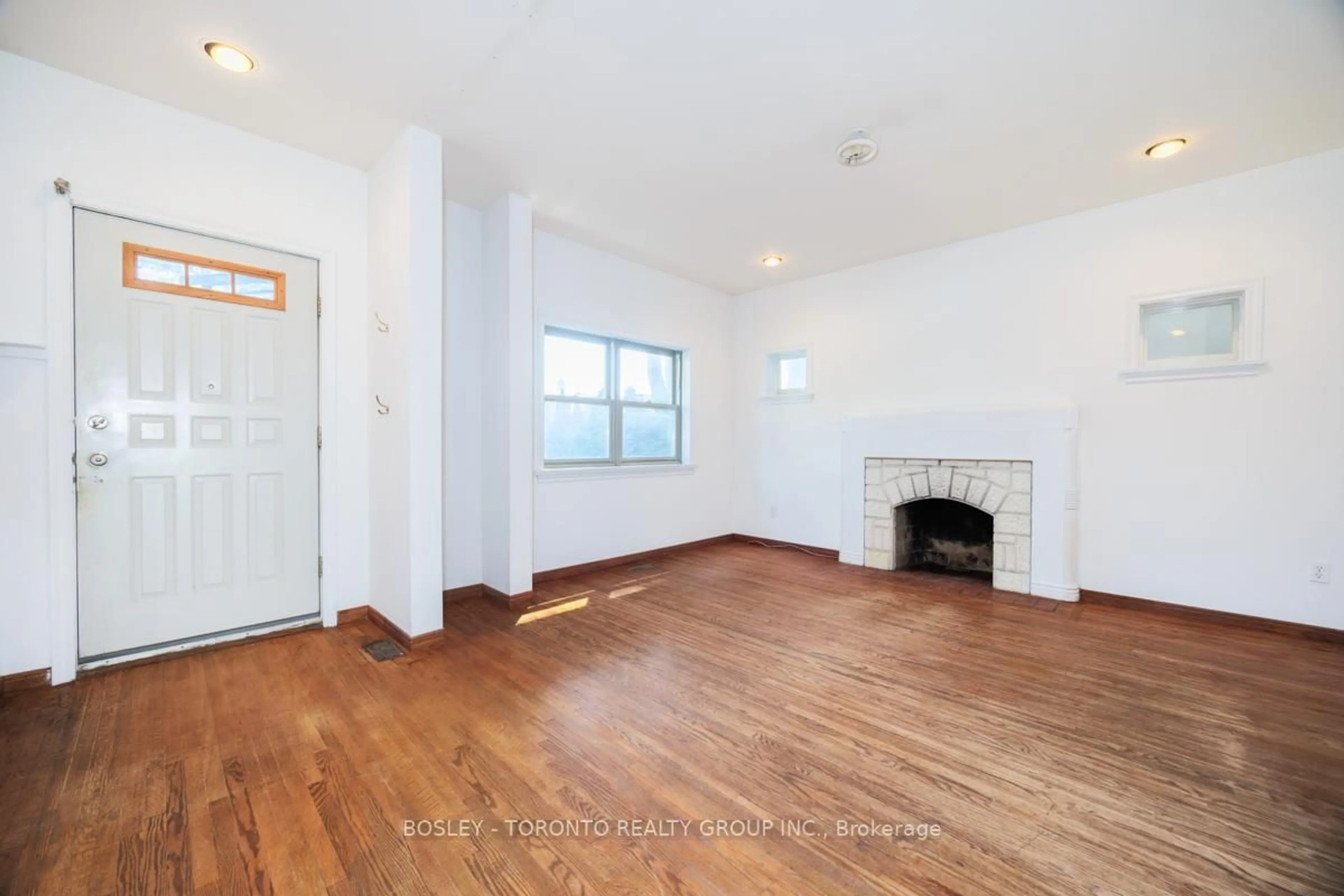 A pic of a room for 268 Sutherland Dr, Toronto Ontario M4G 1J3