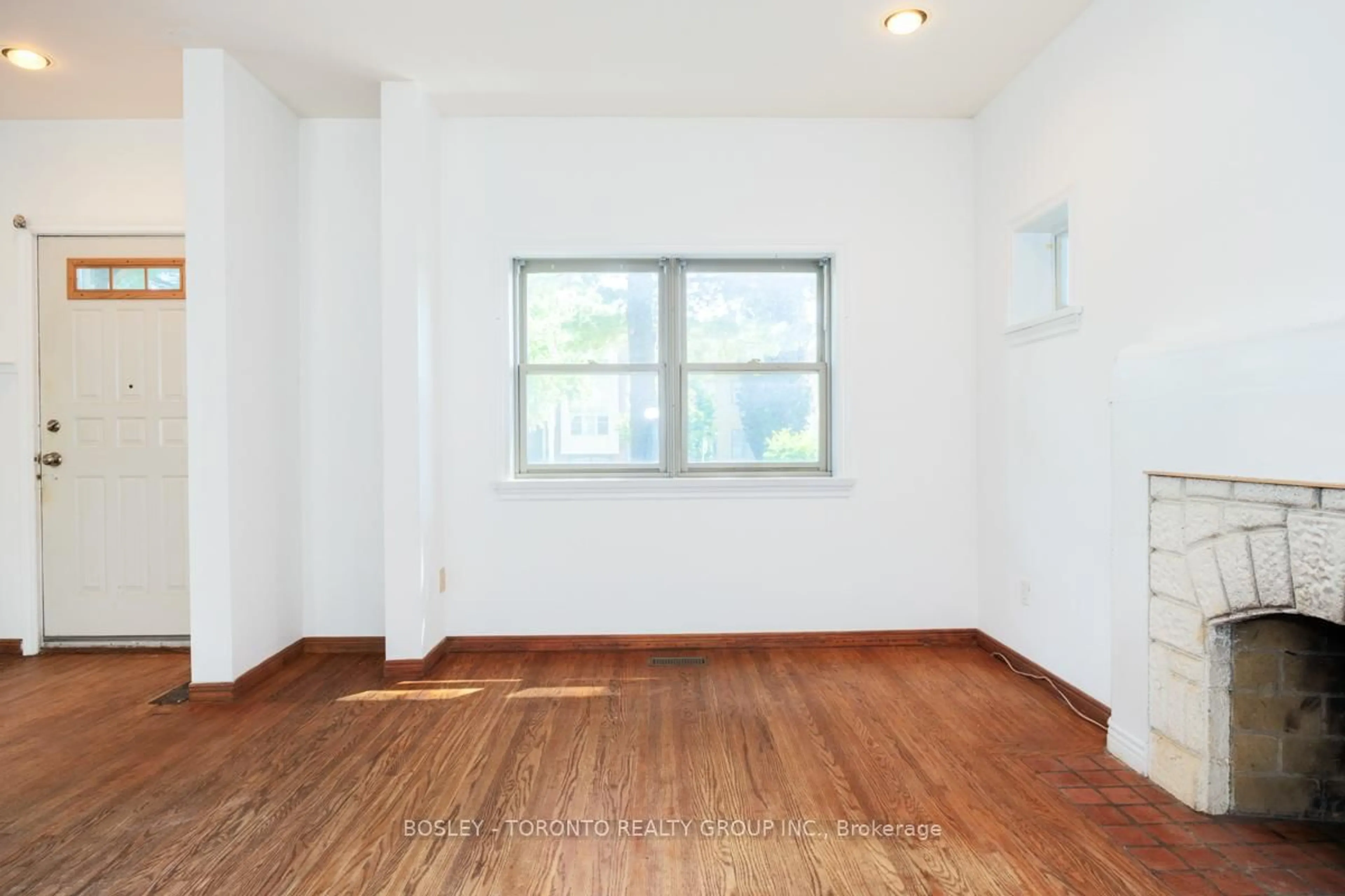 A pic of a room for 268 Sutherland Dr, Toronto Ontario M4G 1J3