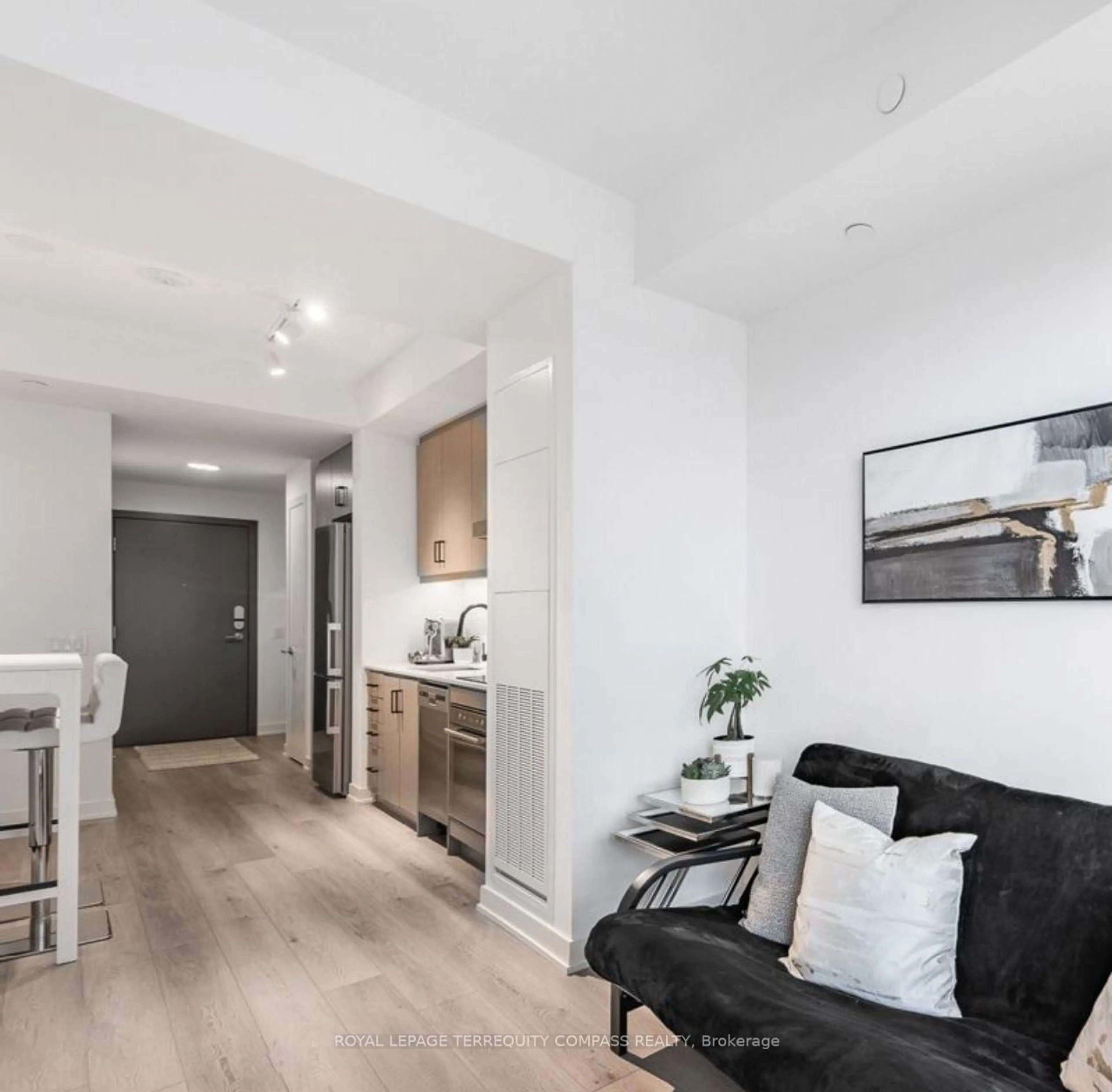 Living room with furniture, wood/laminate floor for 9 Tecumseth St #813, Toronto Ontario M5V 0S5