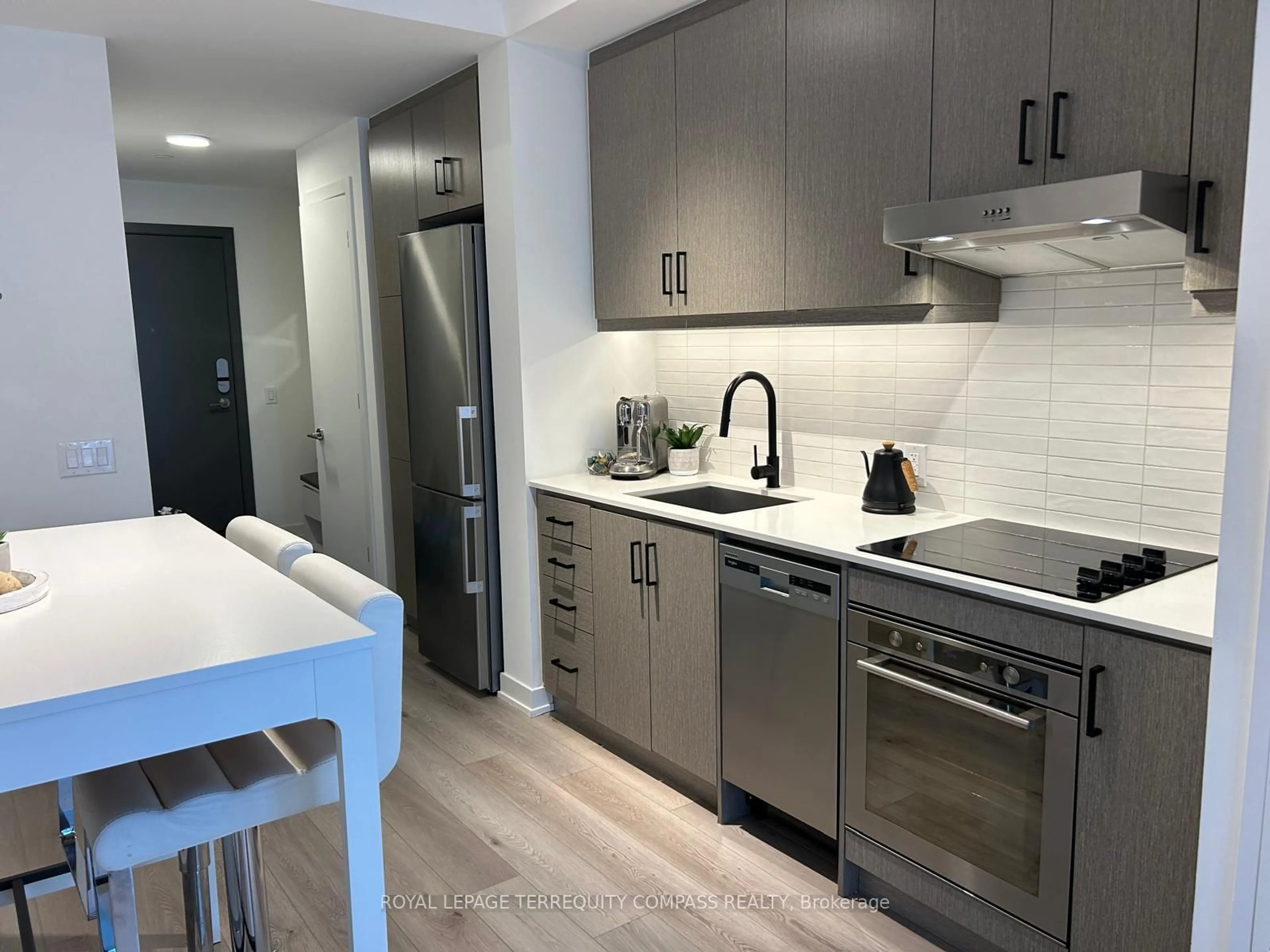 Open concept kitchen, ceramic/tile floor for 9 Tecumseth St #813, Toronto Ontario M5V 0S5