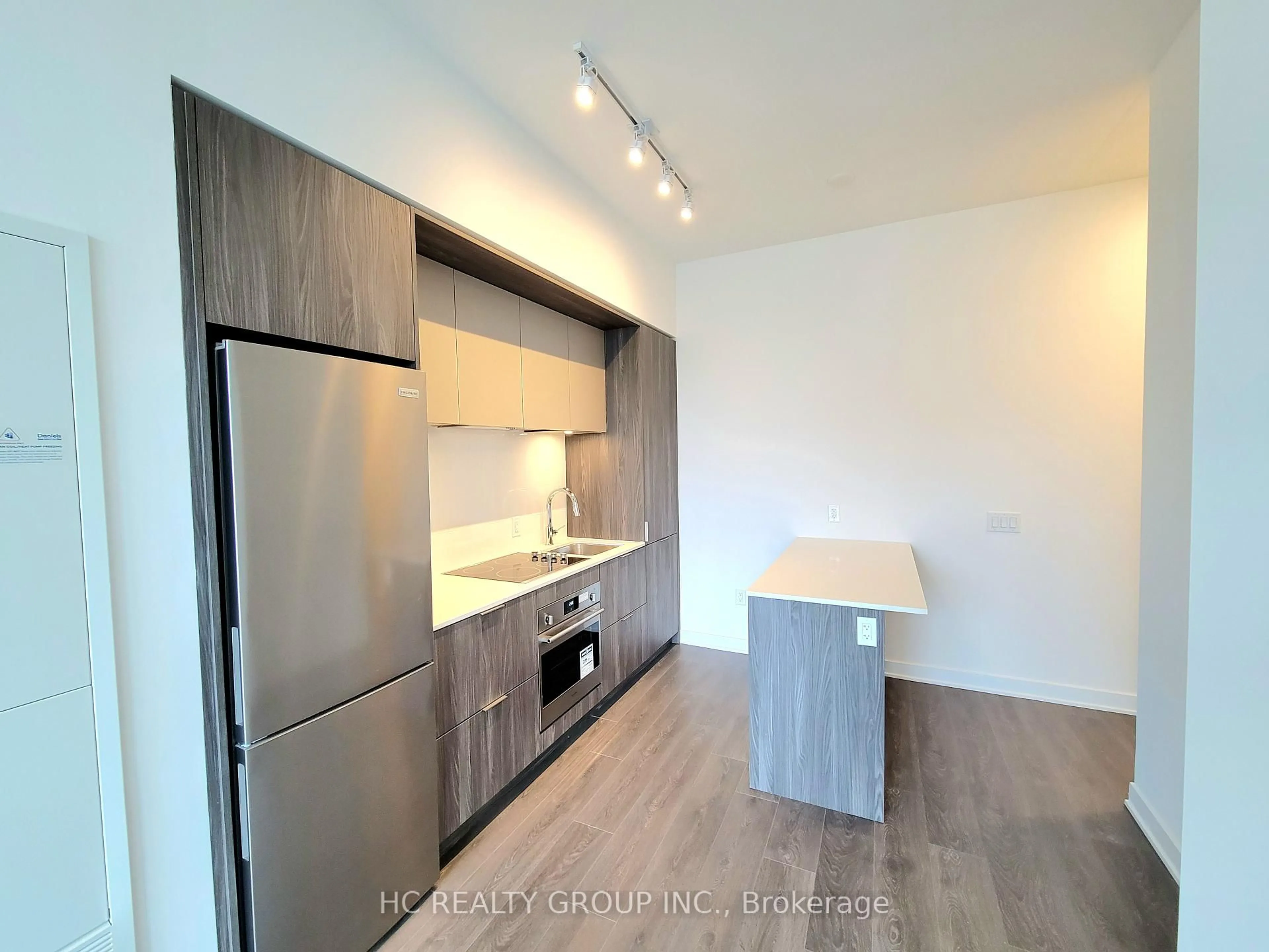 Open concept kitchen, wood/laminate floor for 130 River St #408, Toronto Ontario M5A 0R8